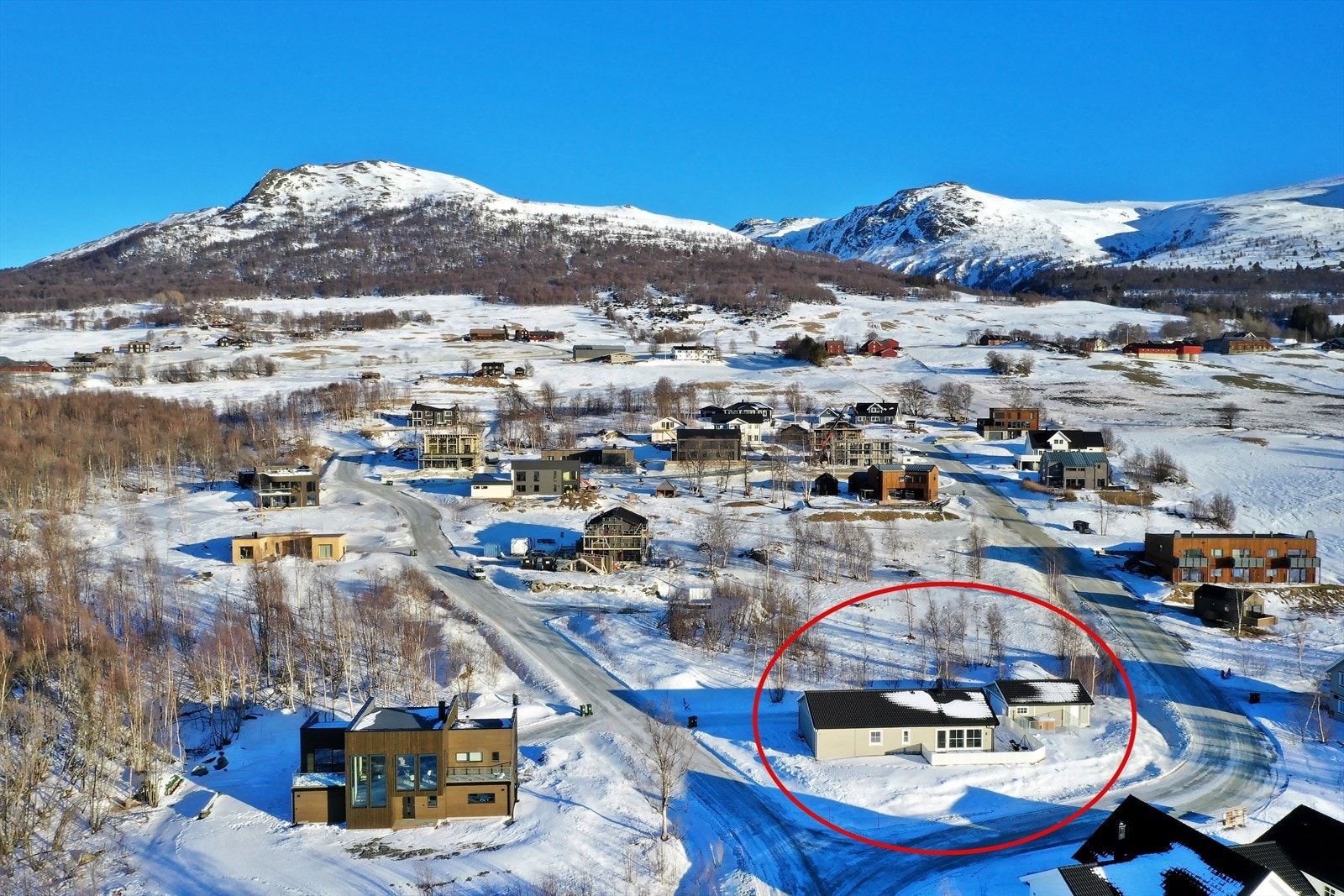 Eiendommen ligger i et nytt boligfelt på Vognill ca. 7 km vest for Oppdal sentrum Galleribilde