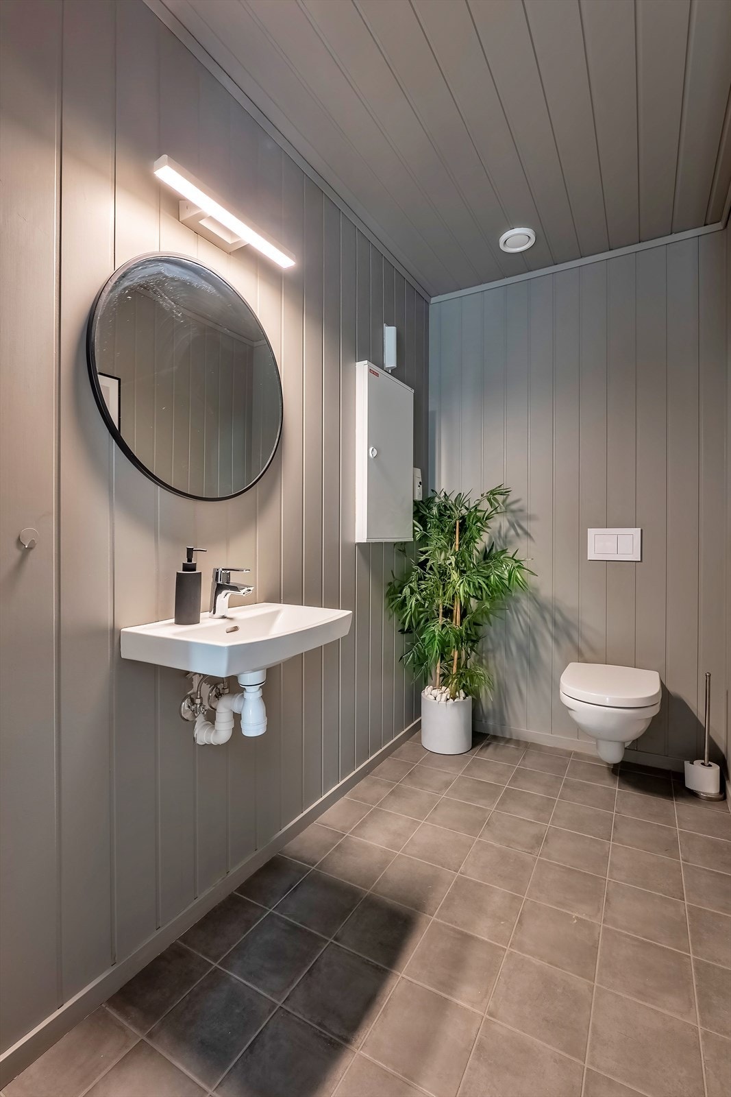 I tilknytning til inngangspartiet har boligen også et ekstra toalettrom Galleribilde