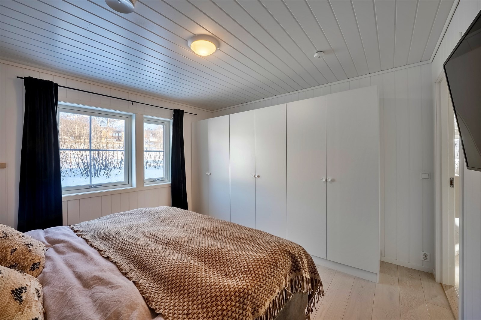 Rommet er utstyrt med ca. tre meter garderobeskap Galleribilde