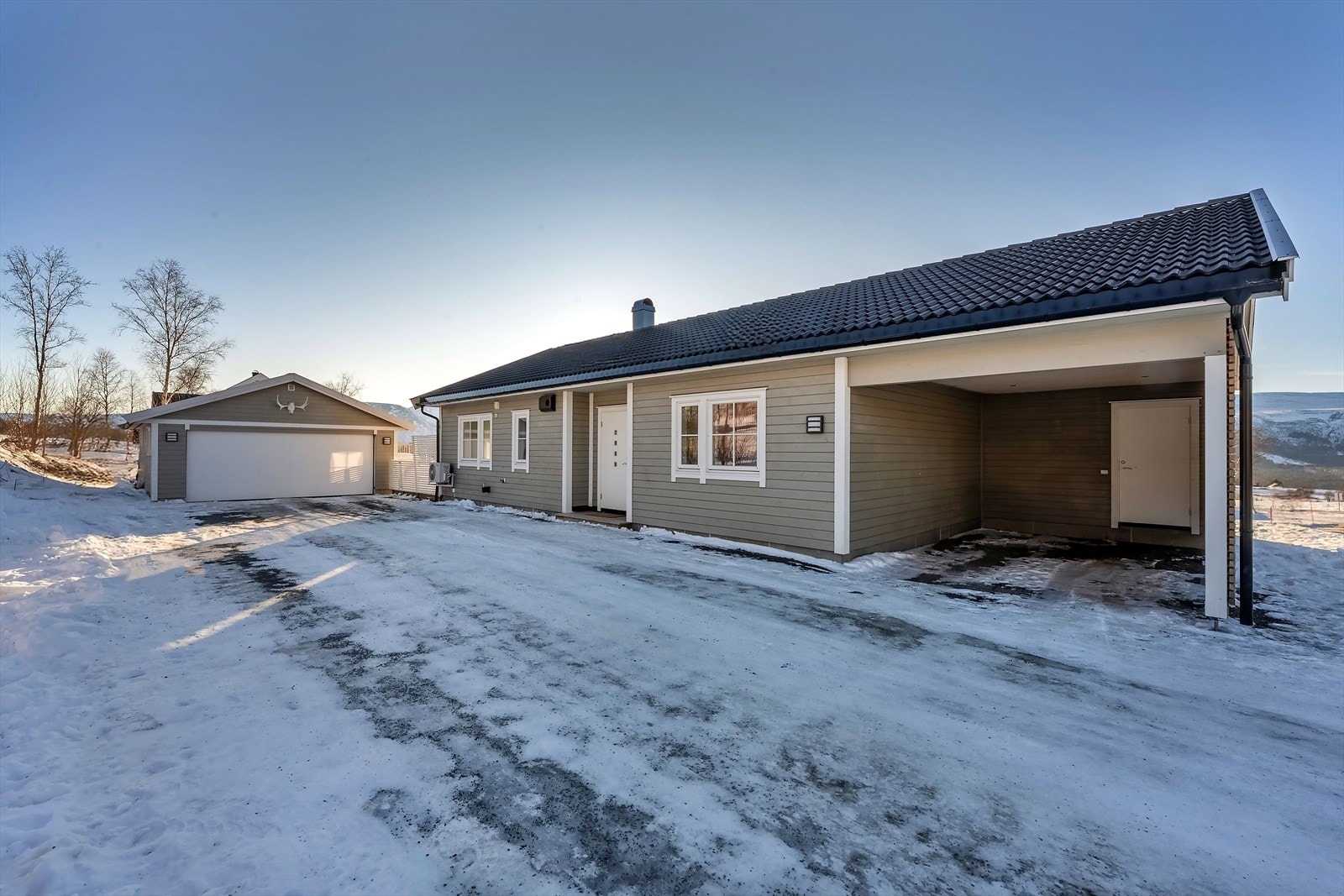 Eiendommen er bebygd med enebolig på ett plan med carport fra 2020 og dobbel garasje Galleribilde