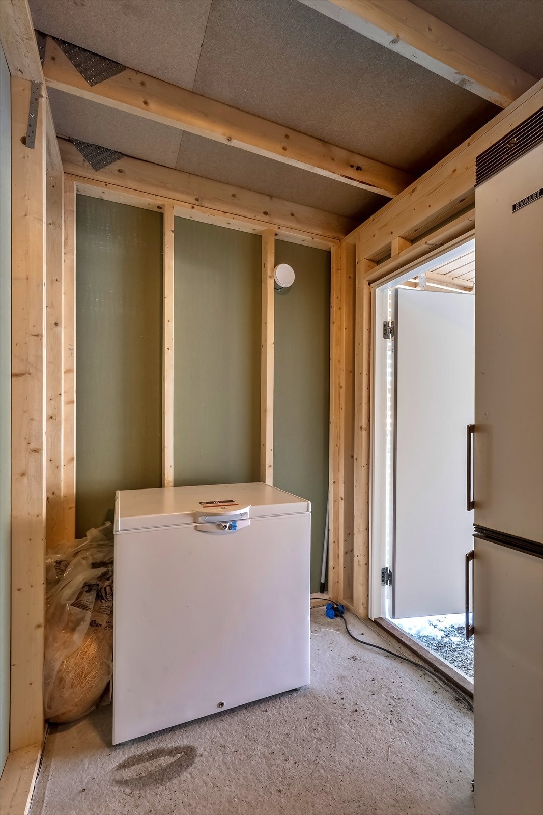 Utvendig bod på. ca 6 m² i bakkant av carporten - Her er det oppsatt trapp til kaldloft med lagringsplass over bod/carport (ikke avbildet) Galleribilde