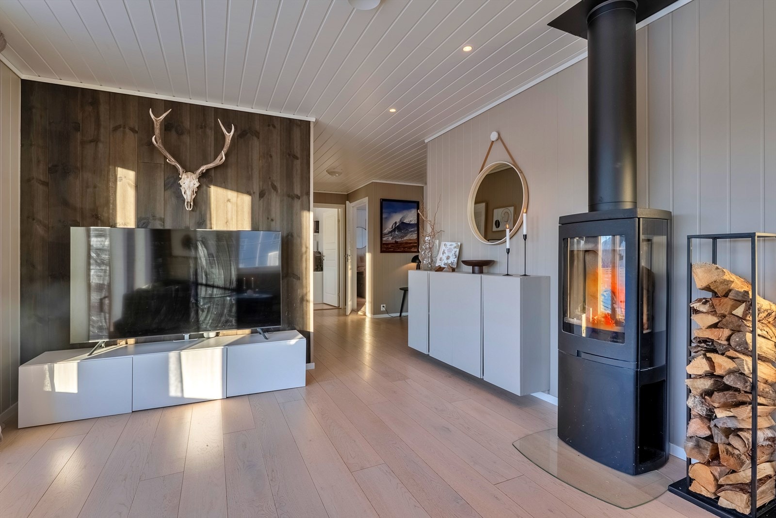 Stue med peisovn - For øvrig har boligen balansert ventilasjon, varmepumpe og gulvvarme i alle innvendige rom med unntak av soverom Galleribilde