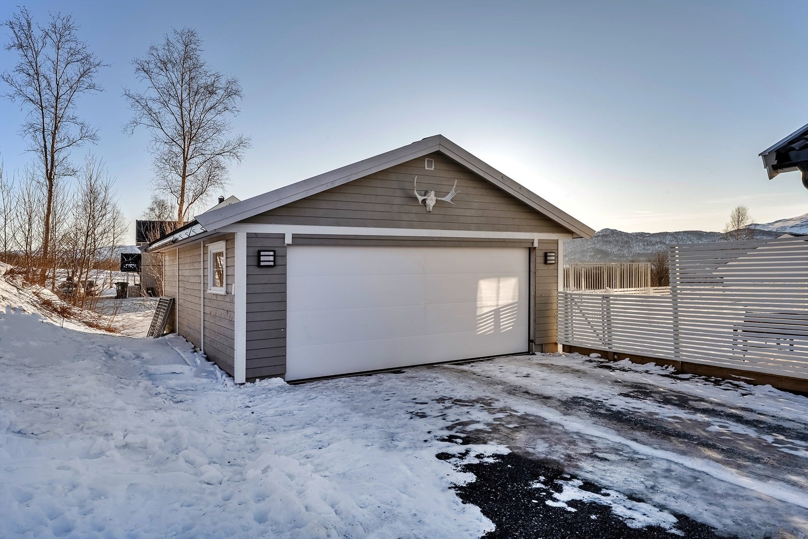 Dobbel garasje med motorisert bredport Galleribilde