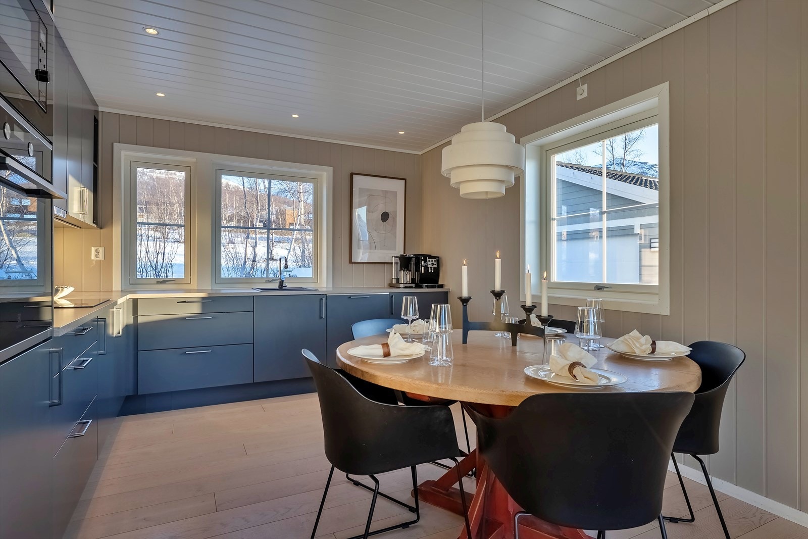 Kjøkkenet har innredning fra Sigdal med integrerte hvitevarer Galleribilde