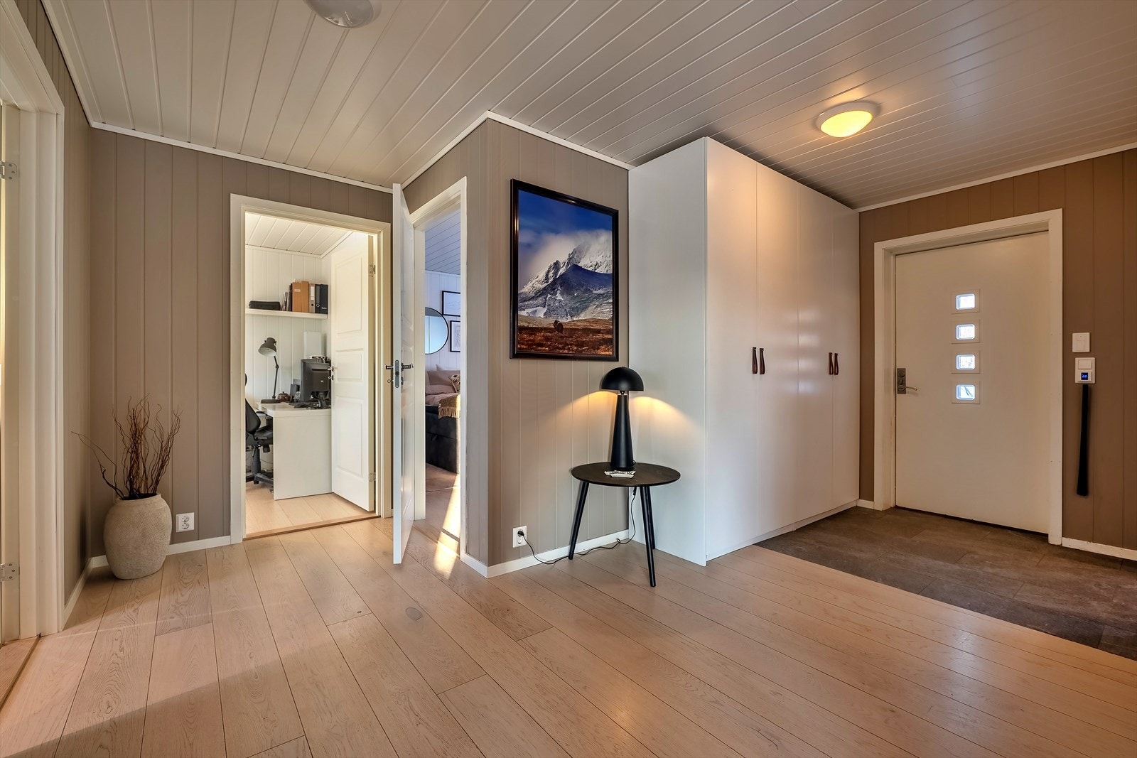 Romslig hall med garderobeplass og adkomst til boligens øvrige funksjoner Galleribilde