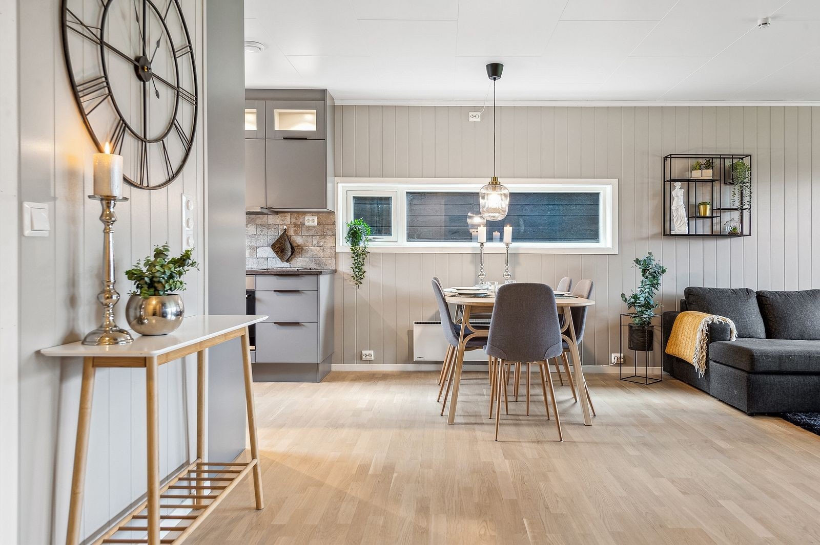 Fra entré mot spiseplass/kjøkken. Galleribilde