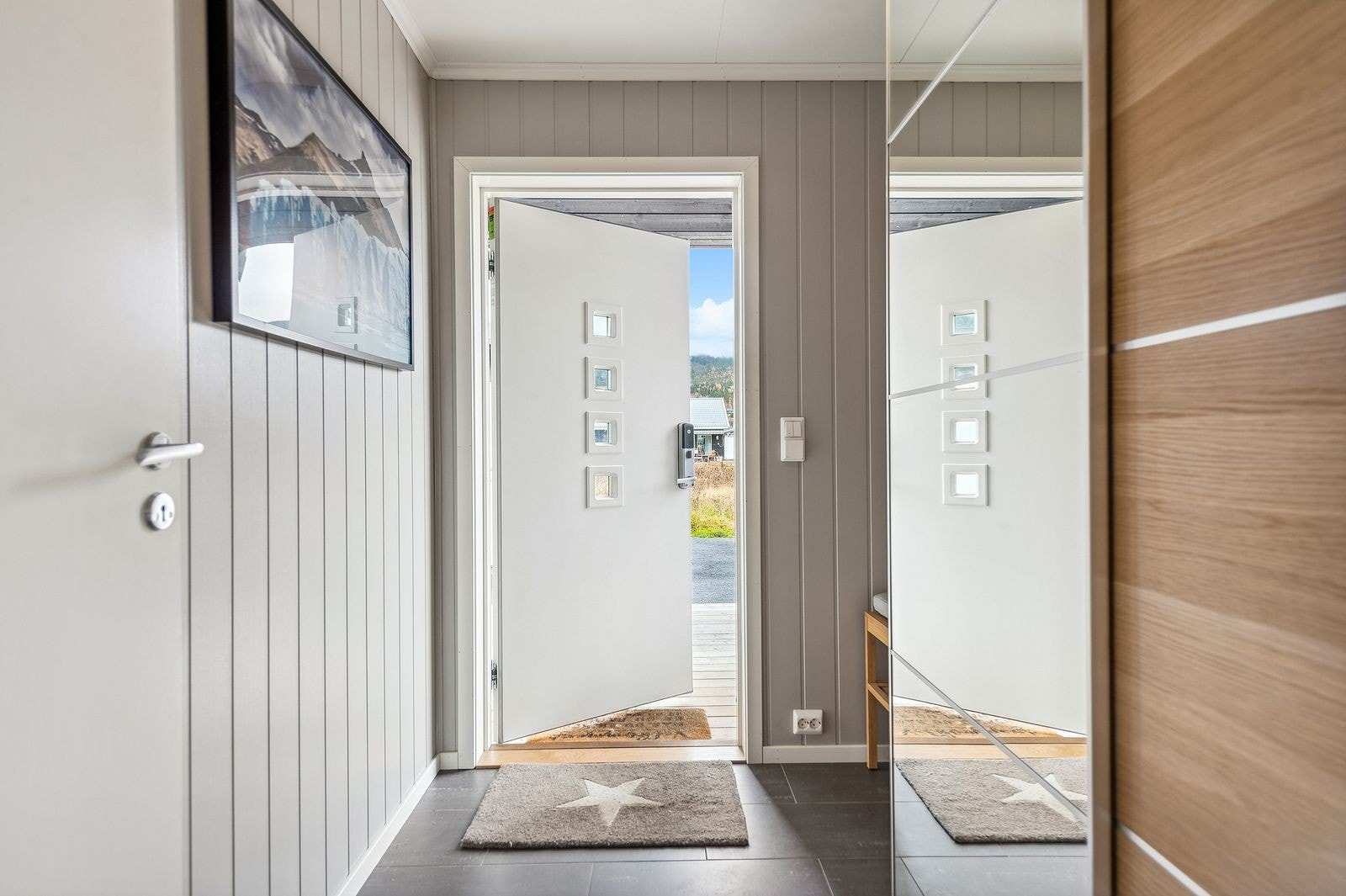 Du ønskes velkommen inn i entréen hvor det er plass til å henge fra seg yttertøy og praktisk skyvedørsgarderobe. Galleribilde