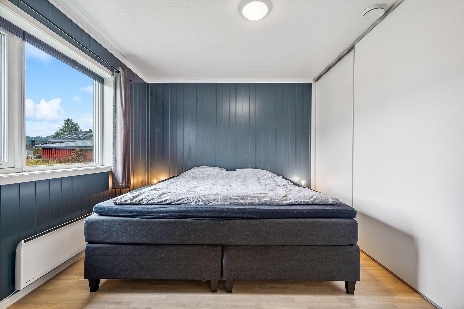 Det er to soverom i boligen. Hovedsoverommet har stor praktisk skyvedørsgarderobe. Galleribilde