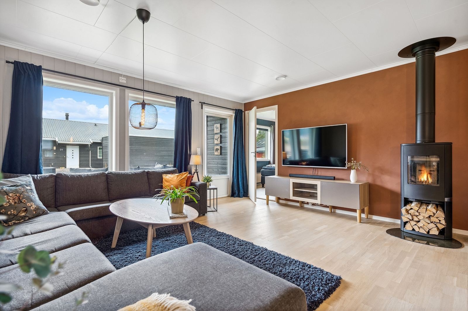 Fra stuen er det utgang til solrik terrasse og romslig, lettstelt hage som passer godt for både lek og avslapping. Galleribilde