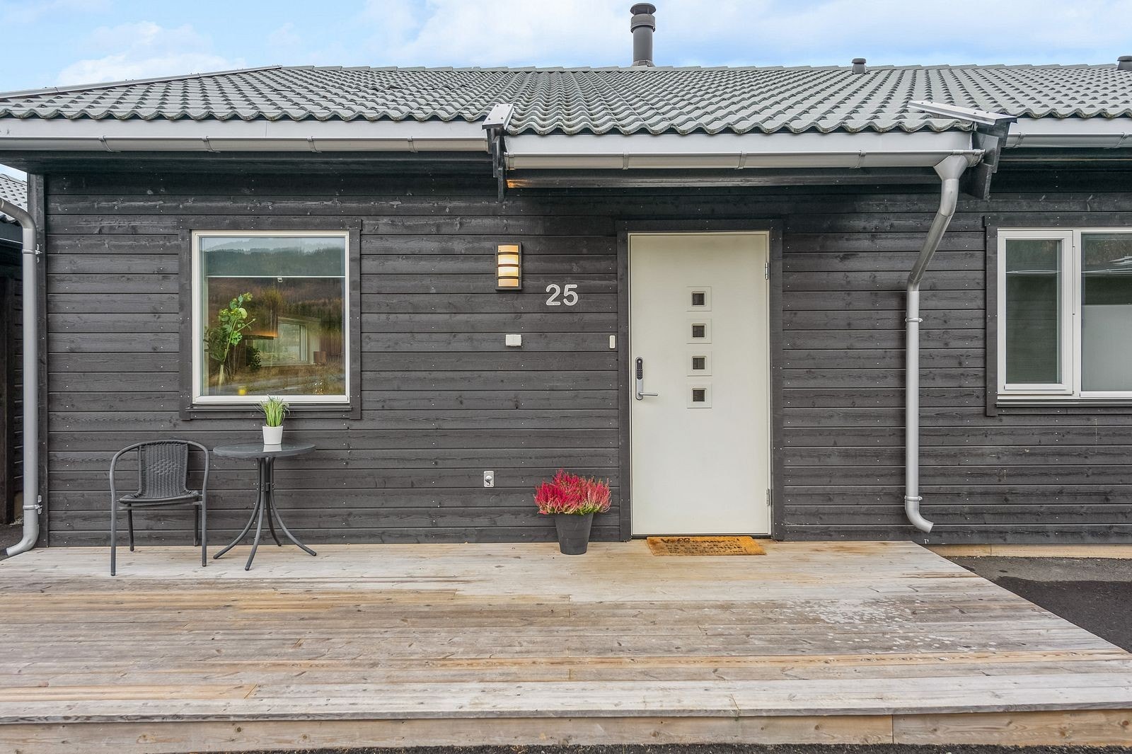 Koselig inngangsparti med platting hvor du får morgensol. Galleribilde