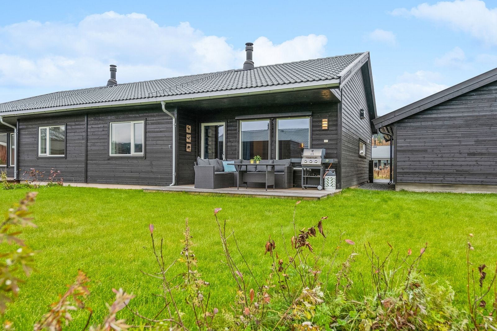 Romslig, lettstelt hage hvor du har godt med tumleplass for liten og stor. Galleribilde