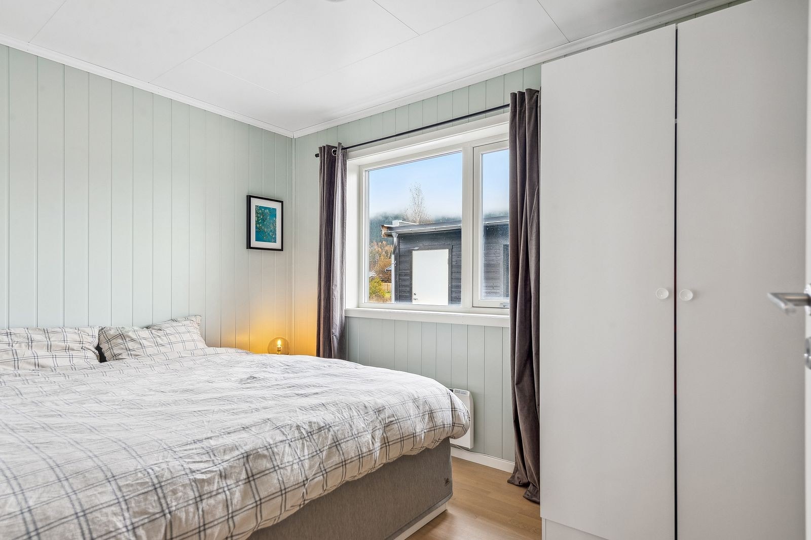 Soverom 2 er også av størrelse og har god plass til seng og klesskap. Galleribilde