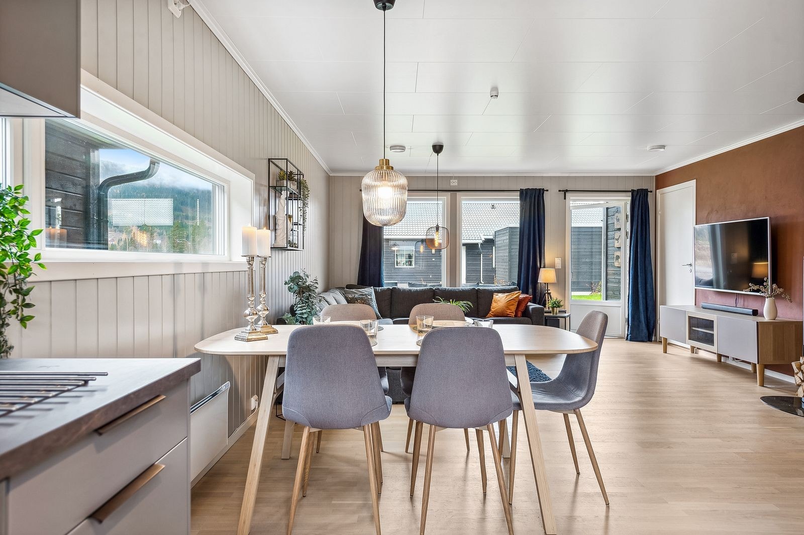 Spiseplass i forbindelse med kjøkkenet. Galleribilde