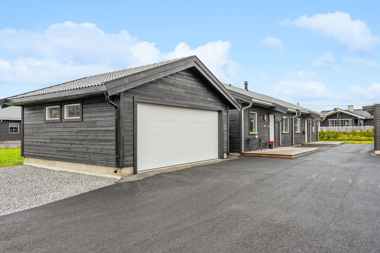 Egen sportsbod på 5 m². Parkering utover garasje biloppstillingsplass utenfor garasje eller langs vegen, samt 1 gjesteplass som deles med nabo. Galleribilde