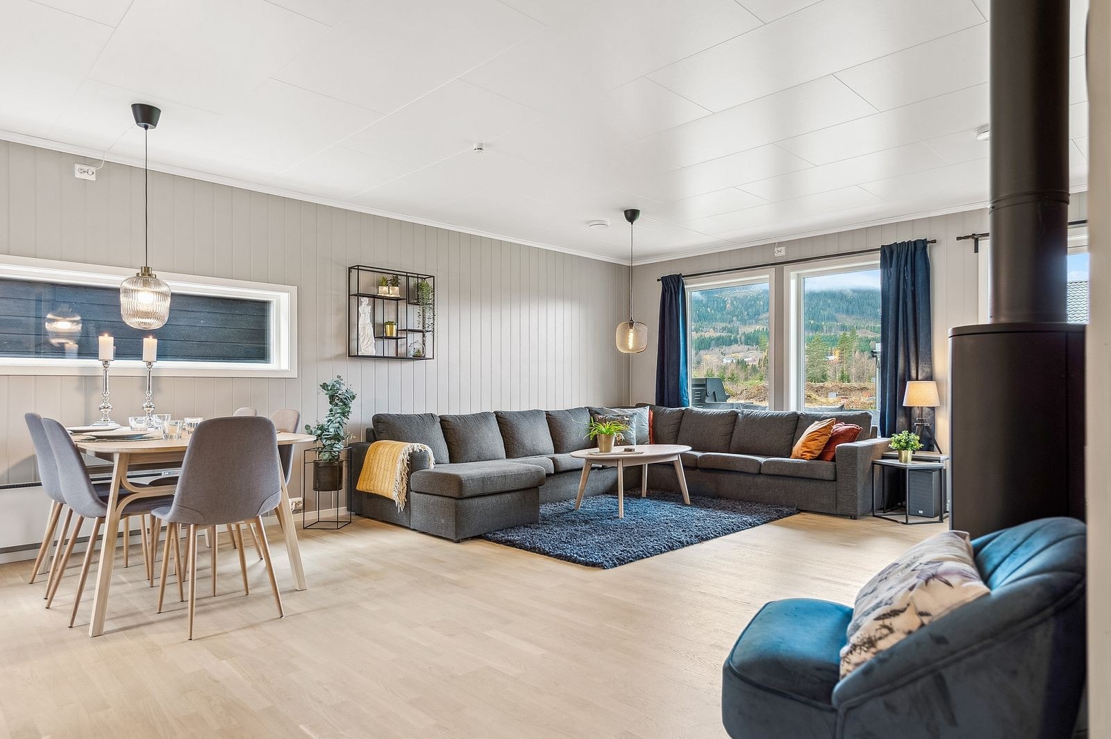 Den fremstår moderne, lys og velholdt, og inneholder to soverom, et pent flislagt bad og et stilrent kjøkken i åpen løsning mot stuen. Det er montert varmepumpe over spisebordet. Galleribilde