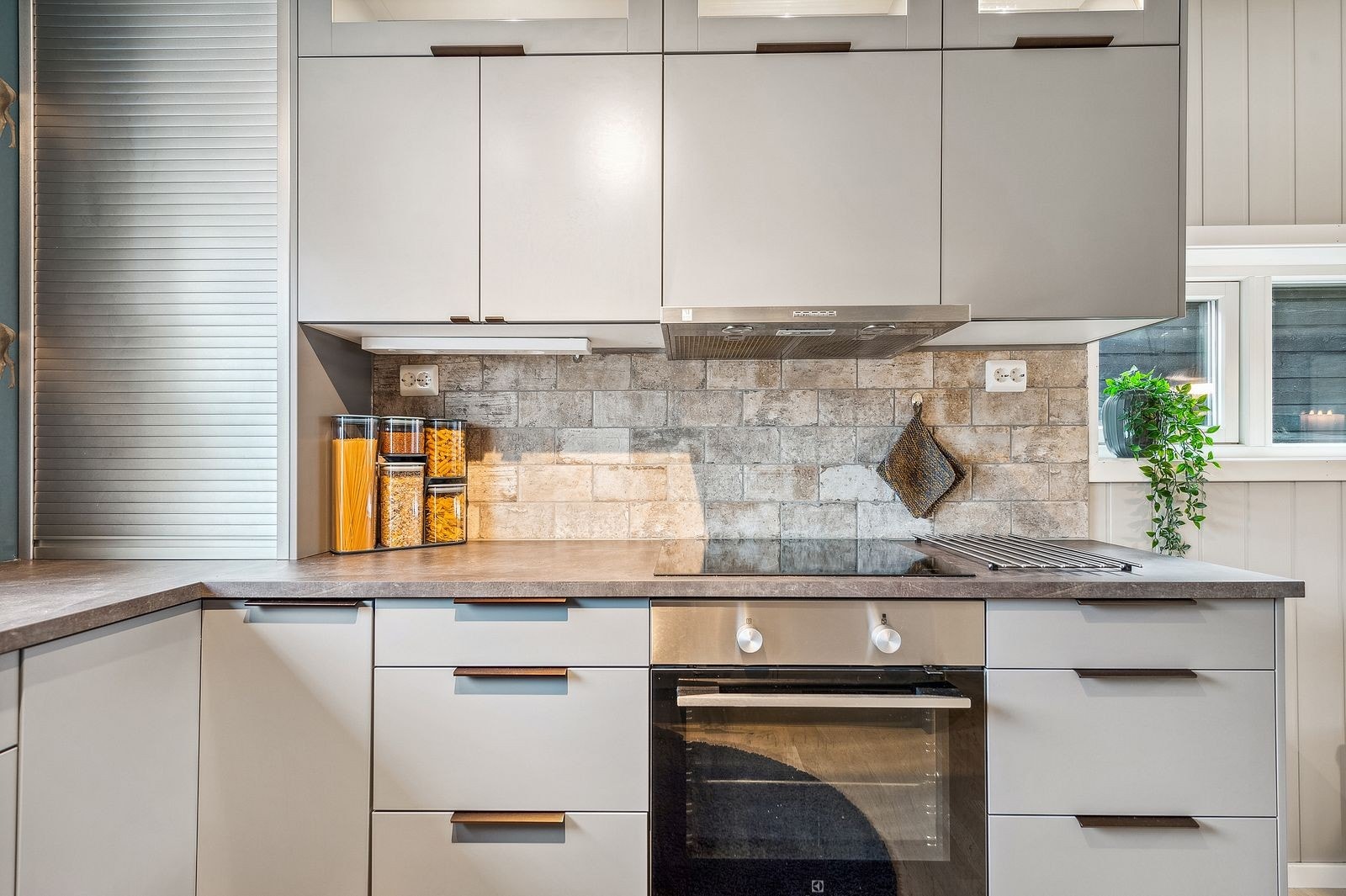 Stilren kjøkkeninnredning med slette fronter og nedfelt vask i benkeplate. Galleribilde