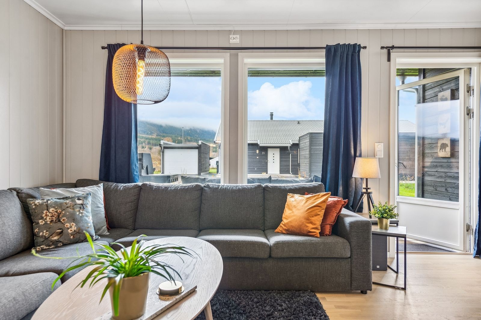 Stuen har lyse duse farger som gjør rommet lunt og koselig. Det er montert persienner på utsiden av stuevinduene. Galleribilde