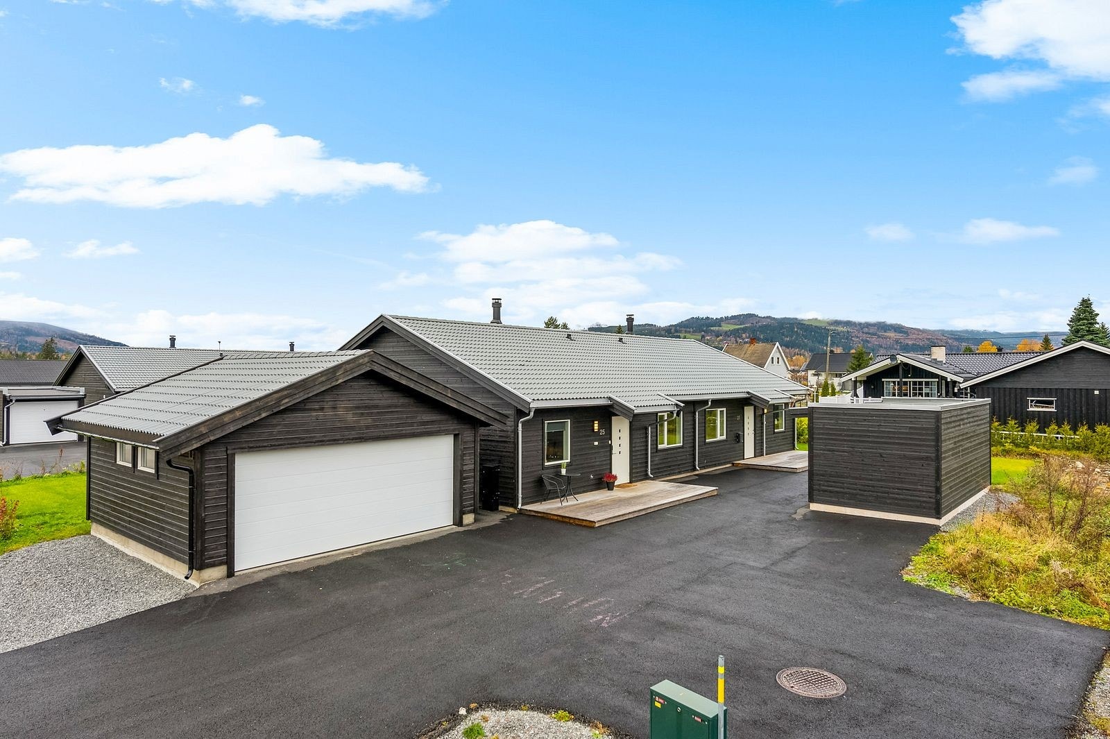 Boligen har alt på en flate og fremstår som ny og med god standard. Galleribilde