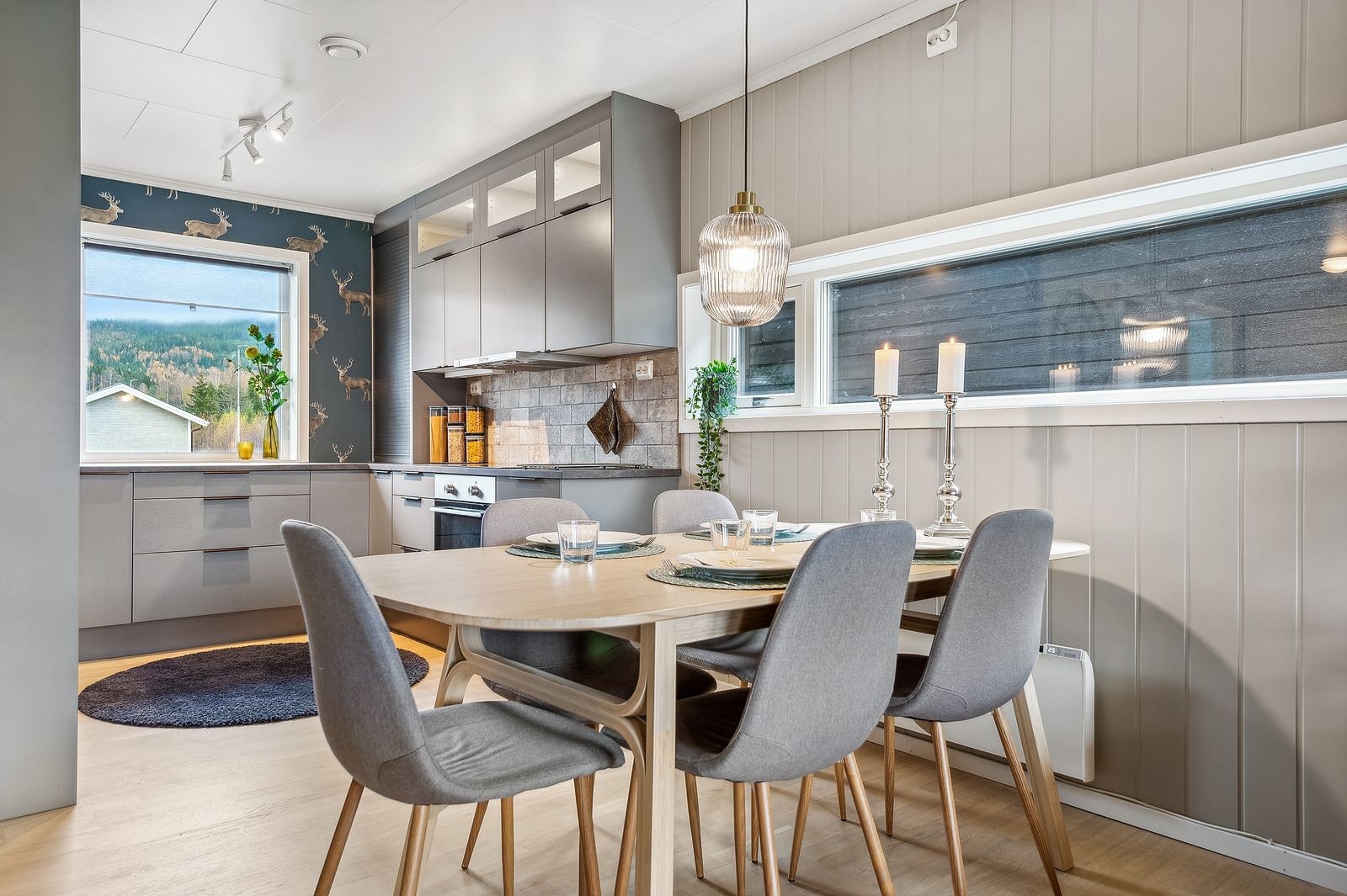 Kjøkken i åpen løsning gir deg mulighet til å være sosial også under kokkeleringen. Galleribilde