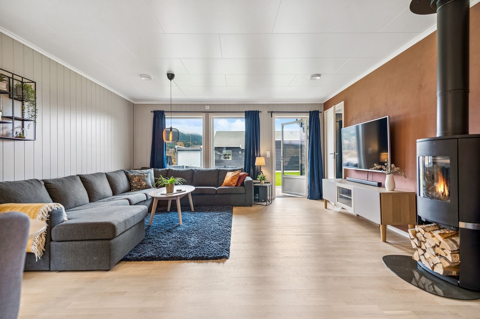 Generøse vindusflater som bidrar til et lyst og hyggelig oppholdsrom. Galleribilde