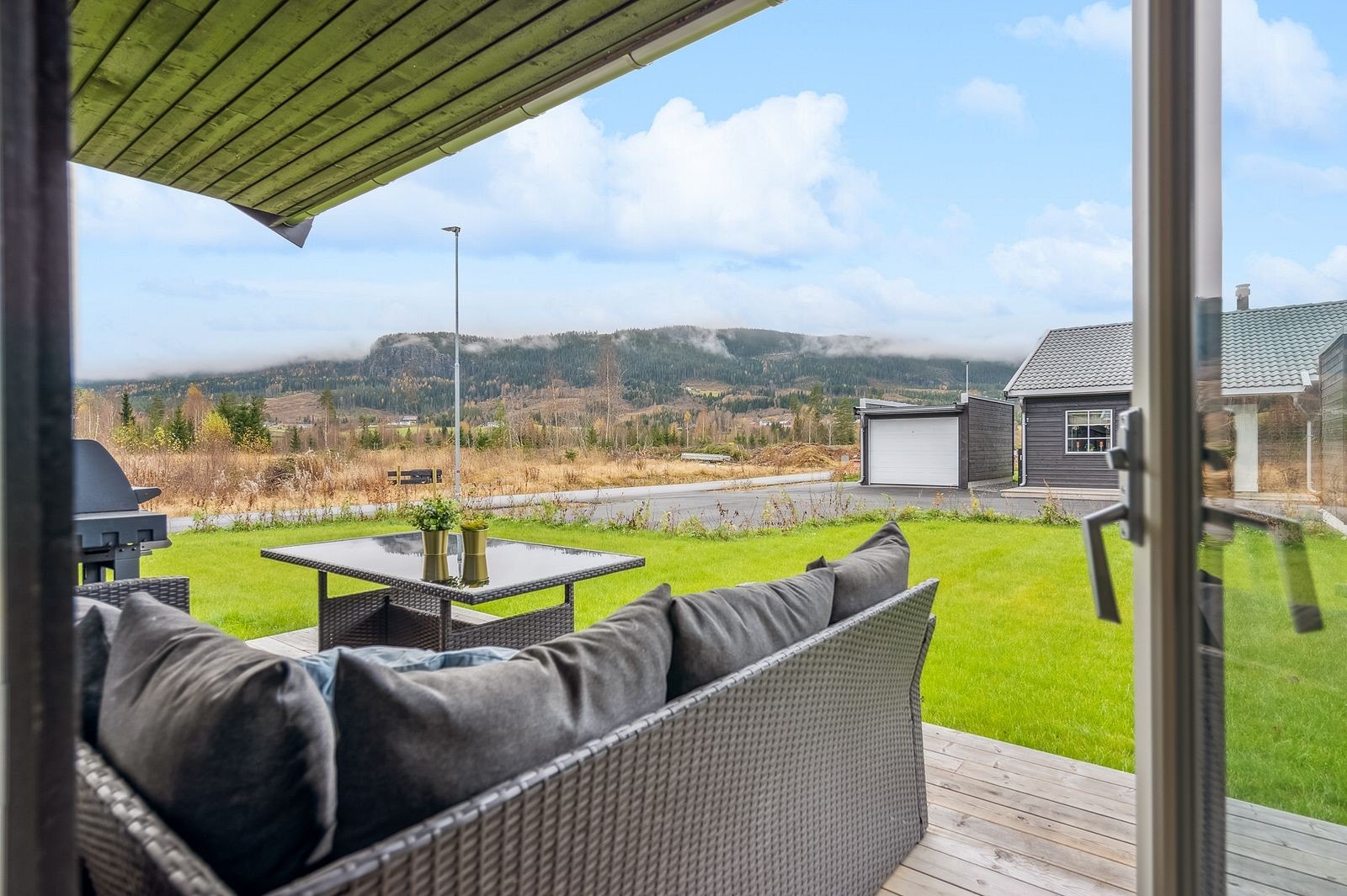 Hage og terrasse med gode solforhold. Galleribilde