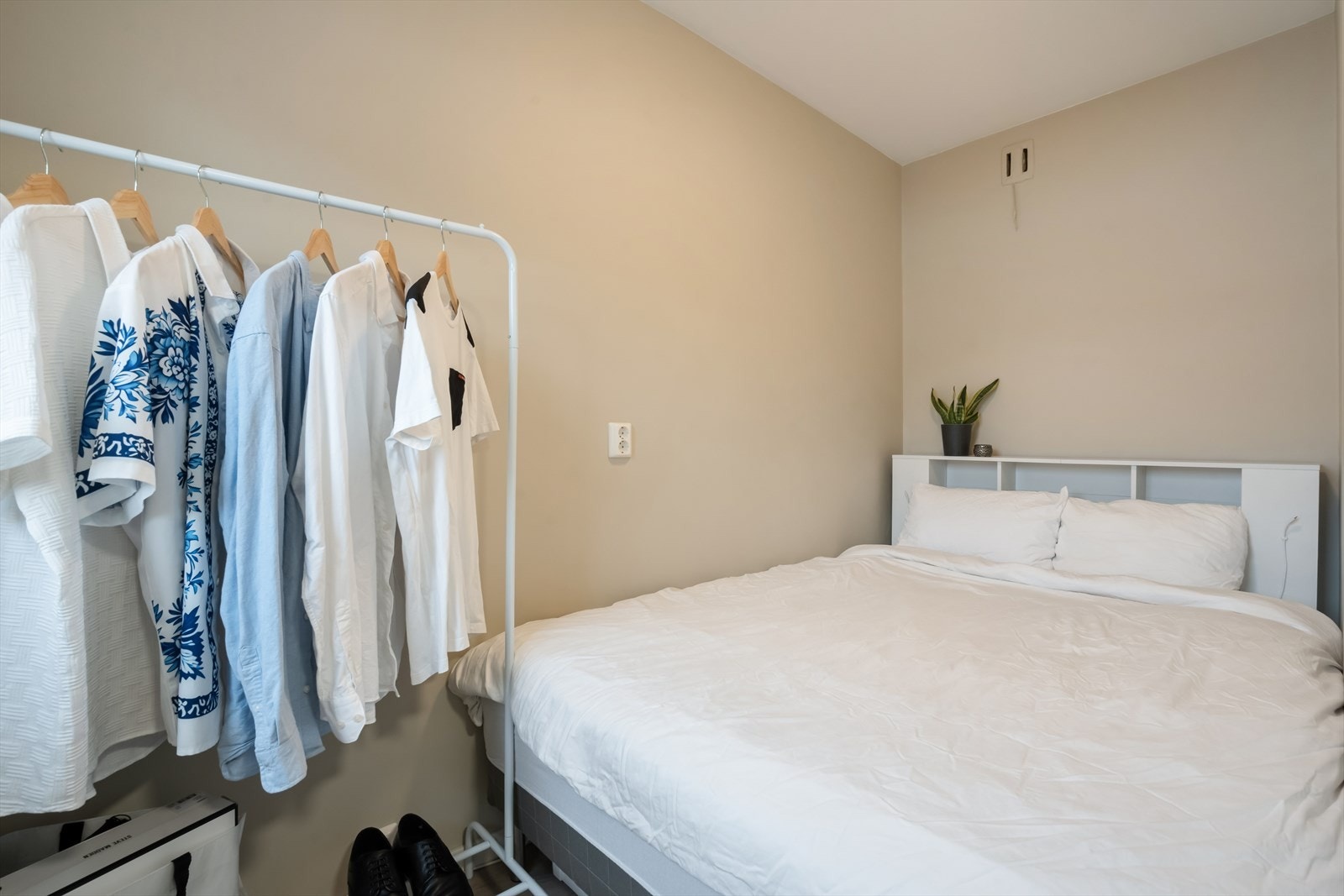 Det er plass til dobbeltseng og praktiske opphengsløsninger for klær. Galleribilde