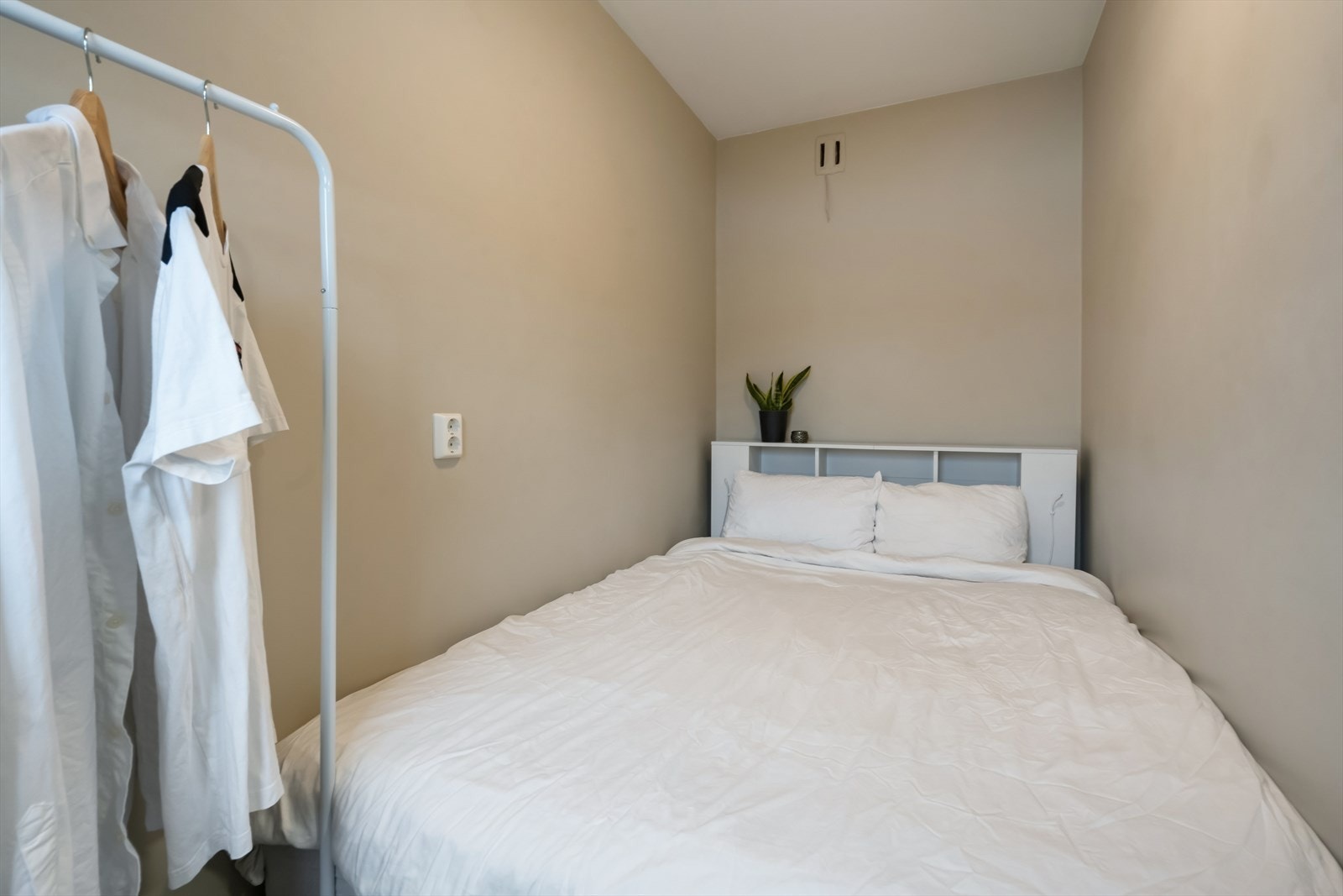 Selve glasset i soveromsvinduet ble skiftet i 2019, og rommet har en avtrekksventil for ventilasjon. Galleribilde