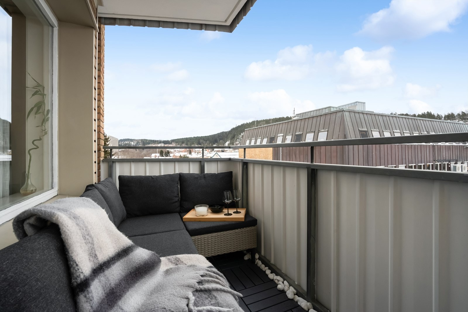Fra stuen er det utgang til en koselig, østvendt balkong på ca. 4 kvm. Galleribilde