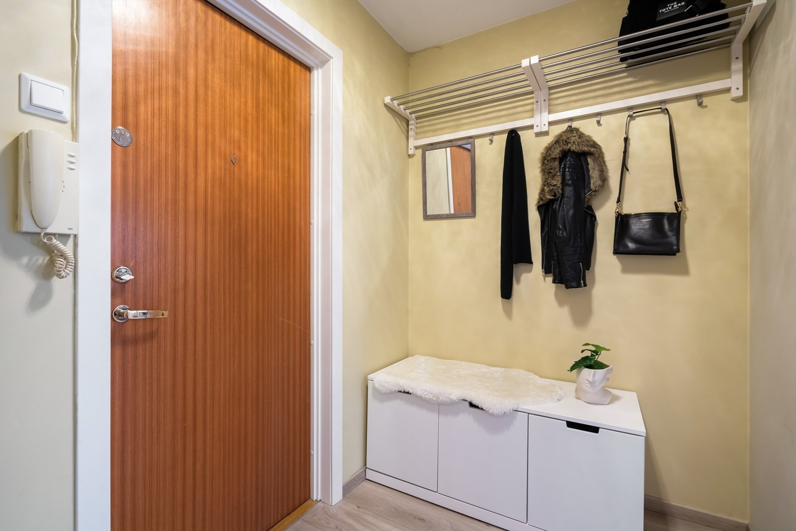 Det er porttelefon ved inngangspartiet, og inngangsdøren er utstyrt med dørkikkert og sikkerhetslås. Galleribilde