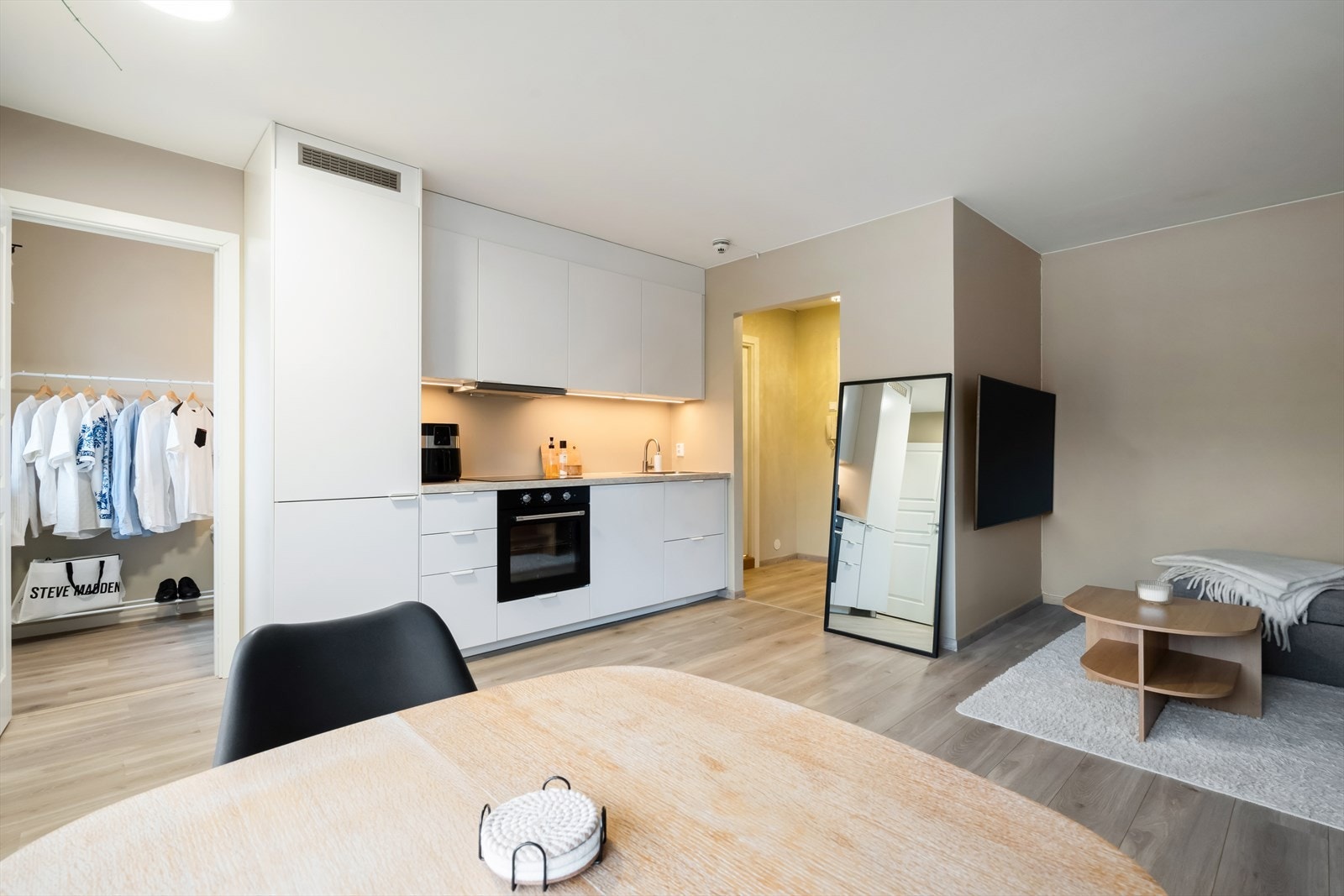 Stilrent kjøkken fra 2023 med glatte, hvite fronter og en benkeplate i laminat. Galleribilde