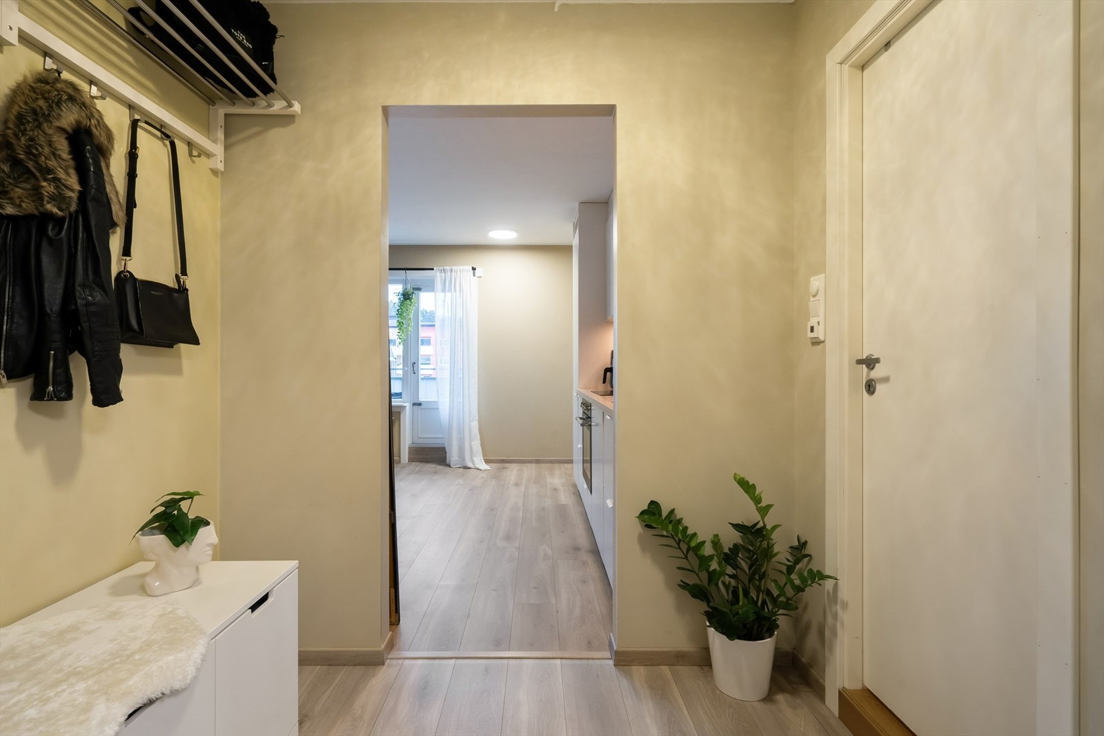 Her er det god plass til å henge fra seg yttertøy og sette fra seg sko. Galleribilde