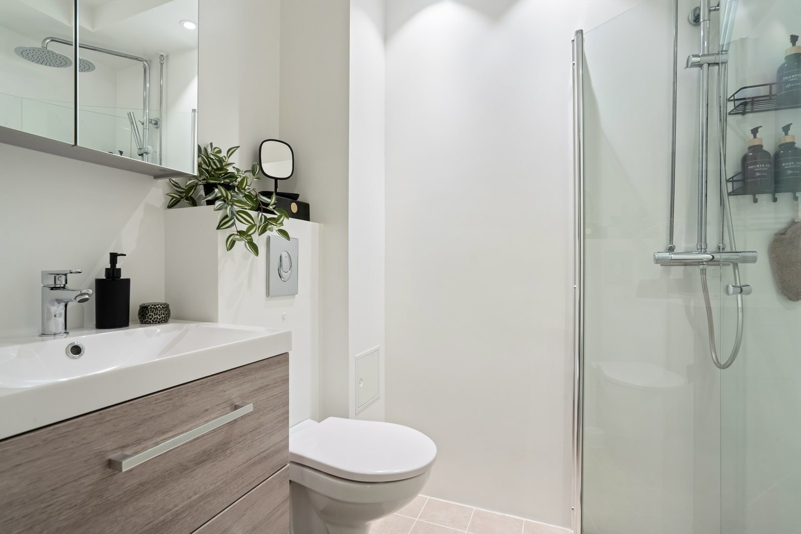 Badet ble pusset opp i 2023 og har flislagt gulv med varmekabler. Galleribilde