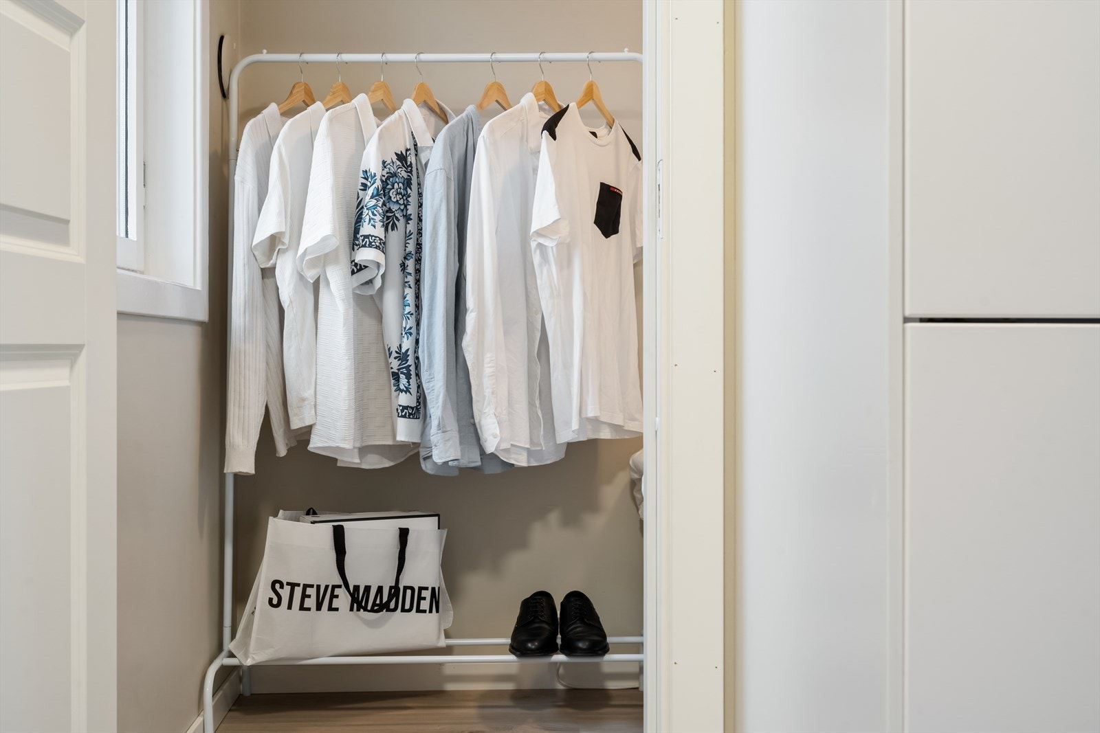 Fra stuen kommer du inn til leilighetens soverom. Galleribilde