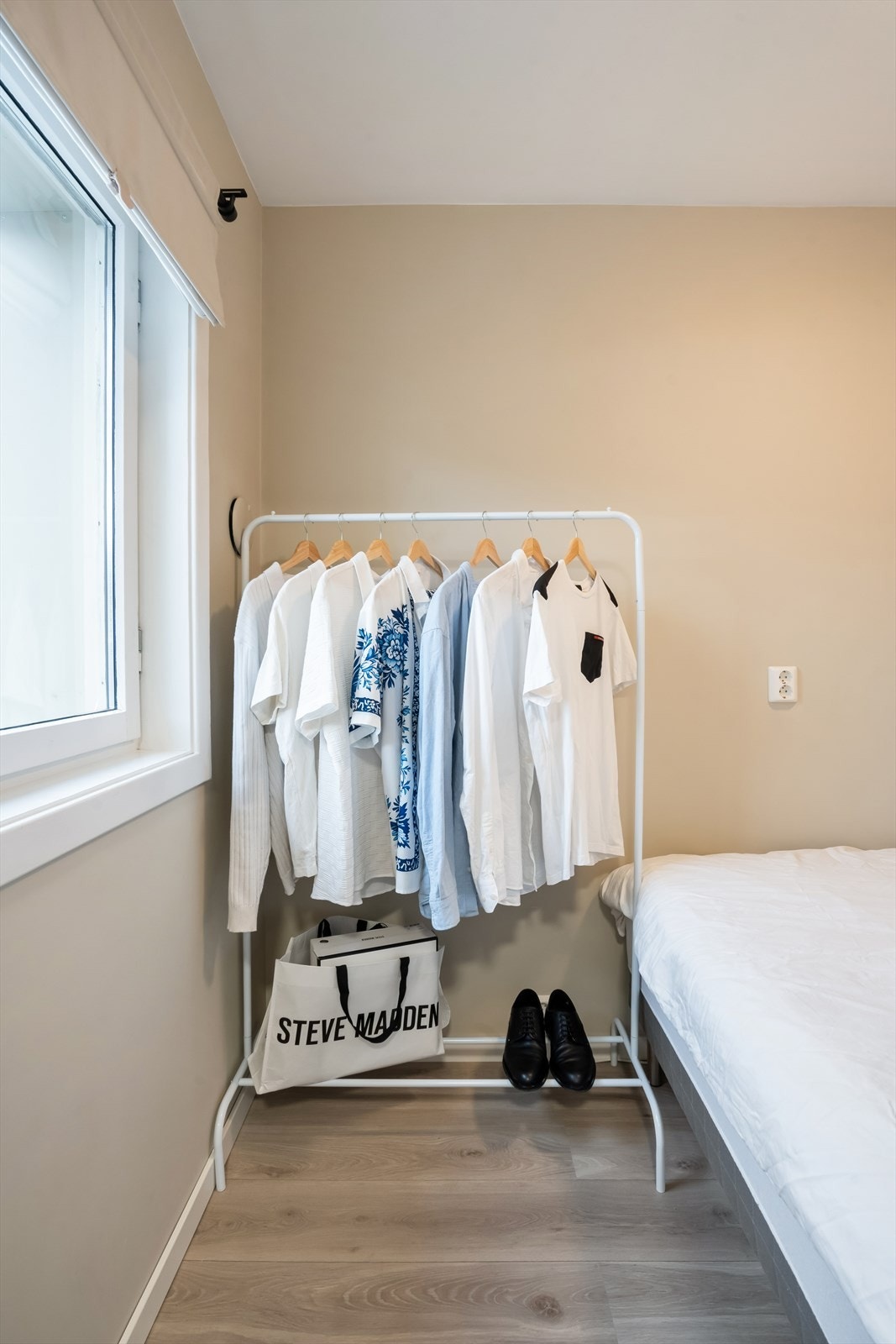 Her er det, i likhet med resten av leiligheten, pent laminatgulv fra 2023 og vegger malt i en tidsriktig farge. Galleribilde