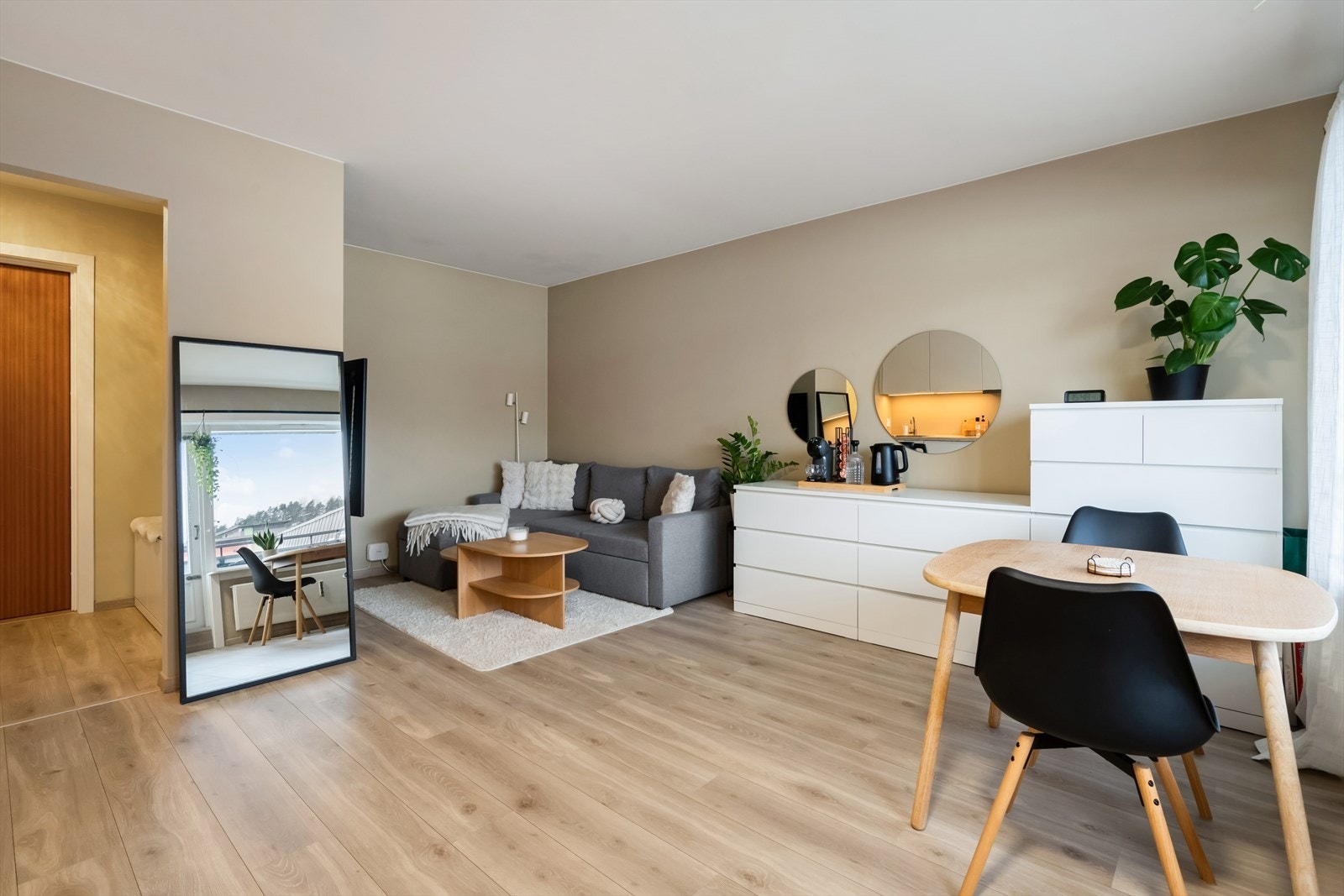 Leiligheten har en smart og arealeffektiv planløsning med entré, bad, stue/kjøkken og soverom. Galleribilde