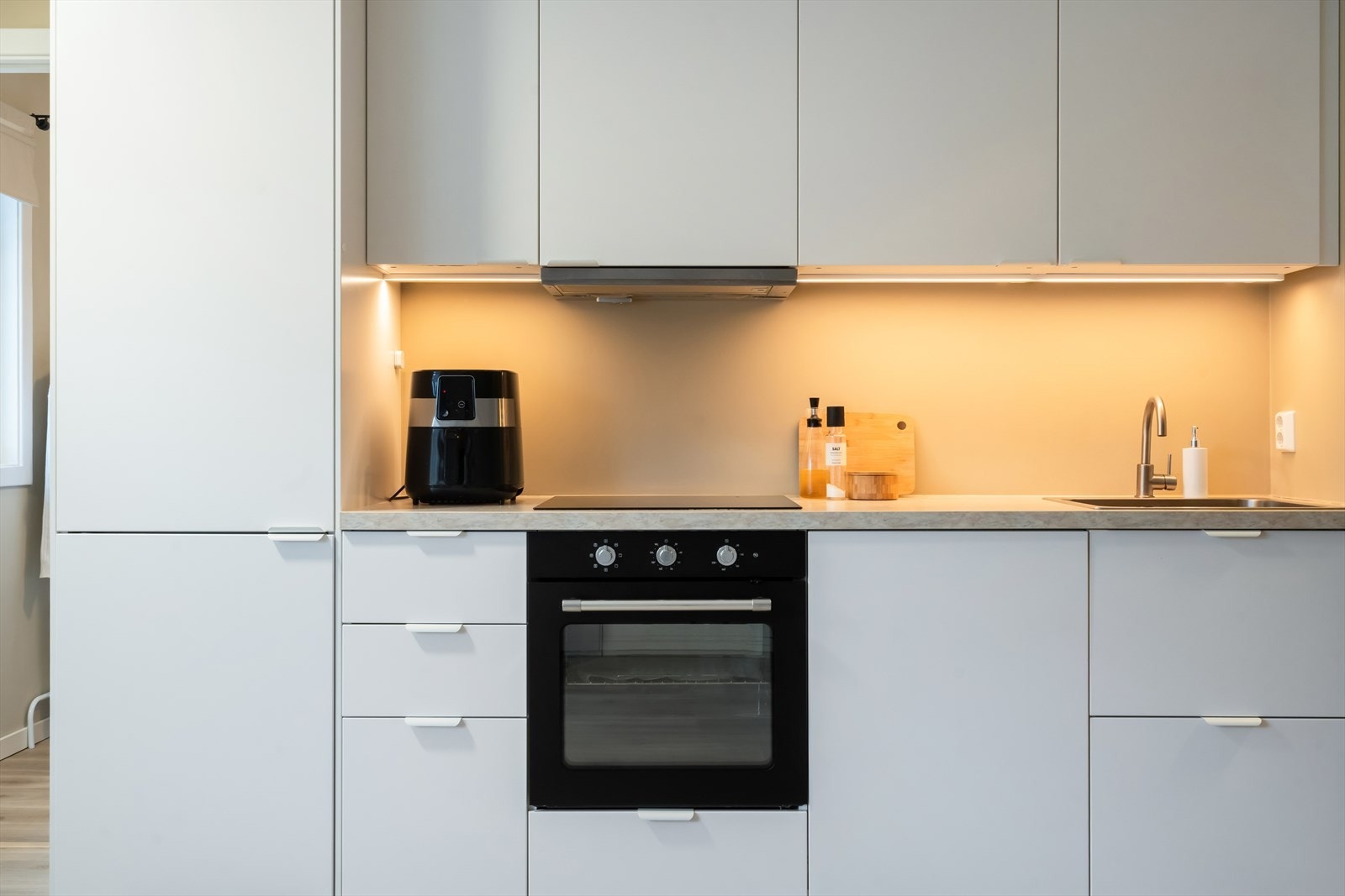 Kjøkkenet er utstyrt med integrert oppvaskmaskin, stekeovn, induksjonstopp og kjøl/frys. Galleribilde