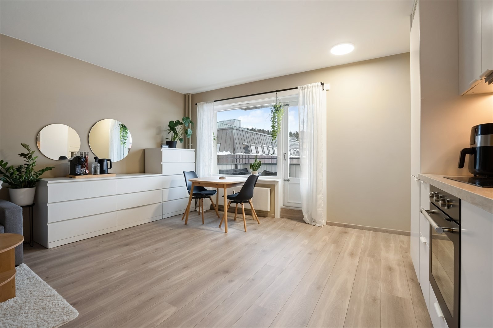 Leiligheten har en åpen stue- og kjøkkenløsning med god plass til både sofagruppe og spisebord. Galleribilde