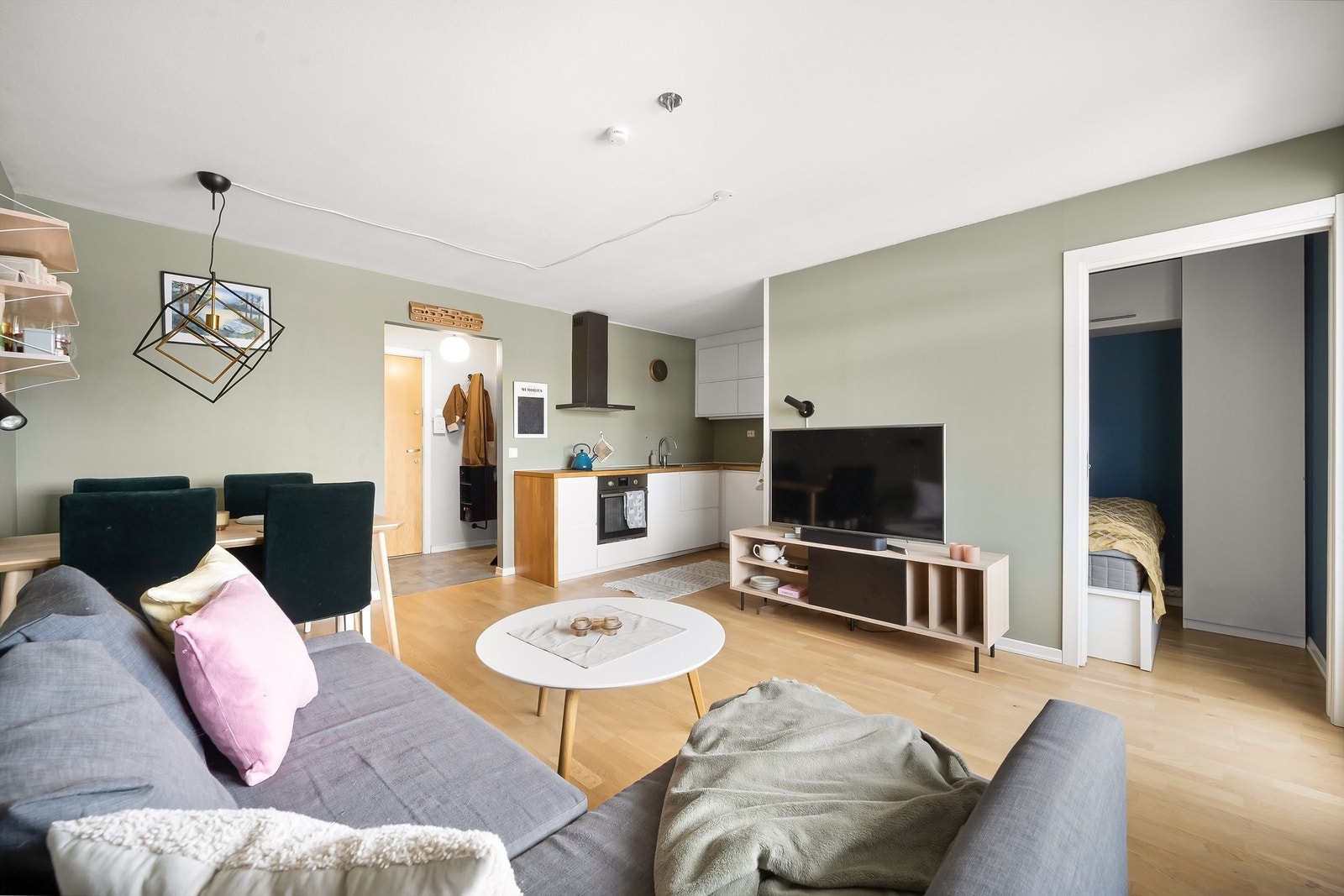 åpen kjøkkenløsning og adkomst til sovealkove. Galleribilde