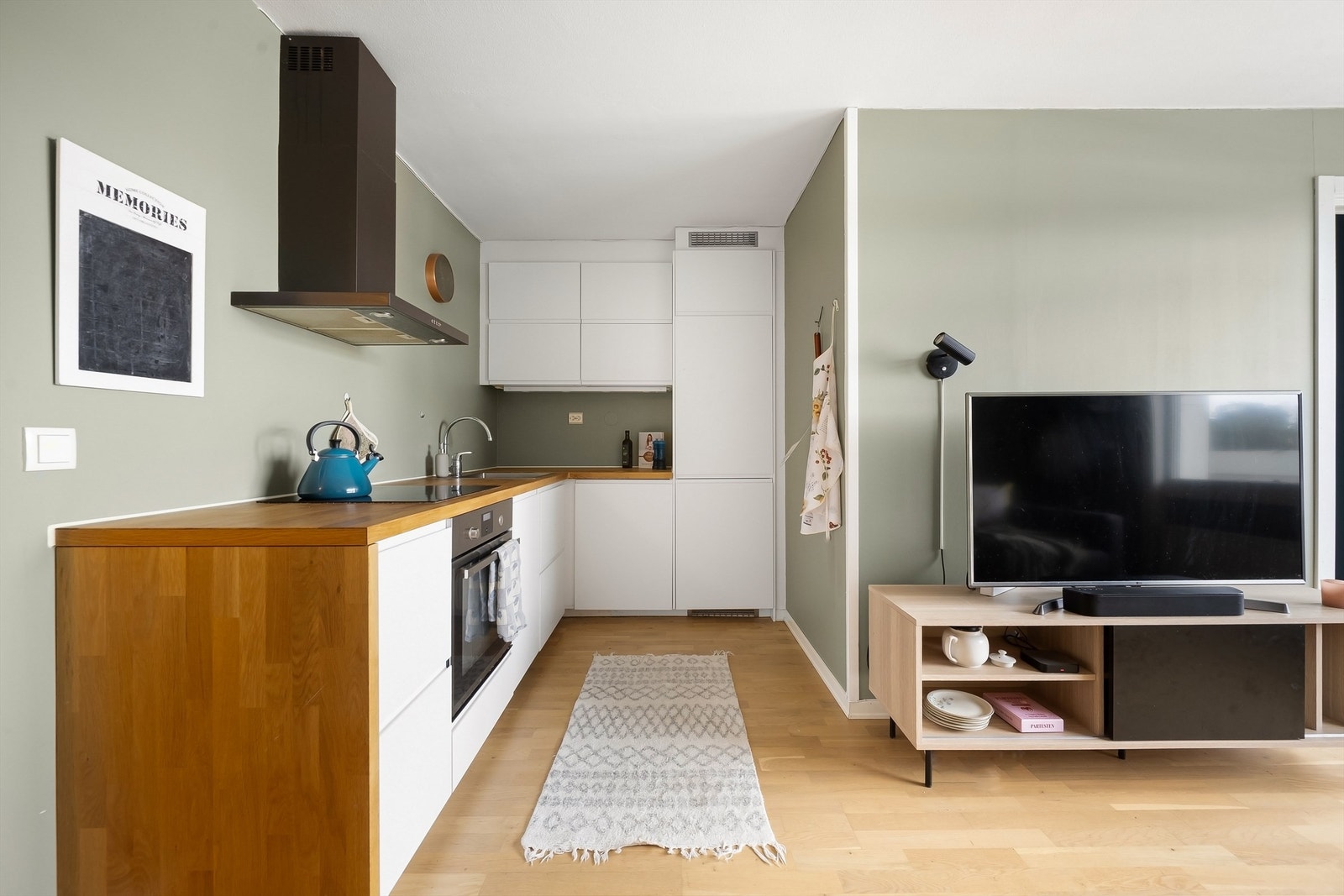 Åpen løsning mellom stue og kjøkken som gir en luftig og funksjonell romfølelse. Galleribilde