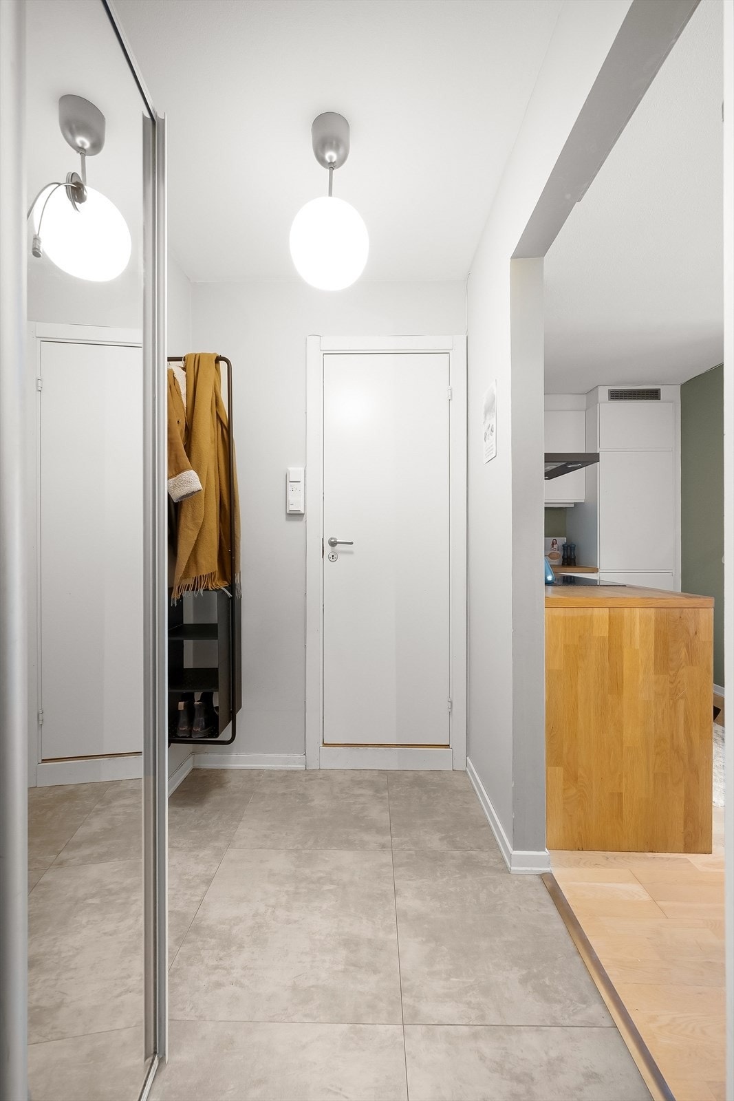 Entré med garderobeskap med speil og adkomst til bad samt stue/kjøkken. Galleribilde