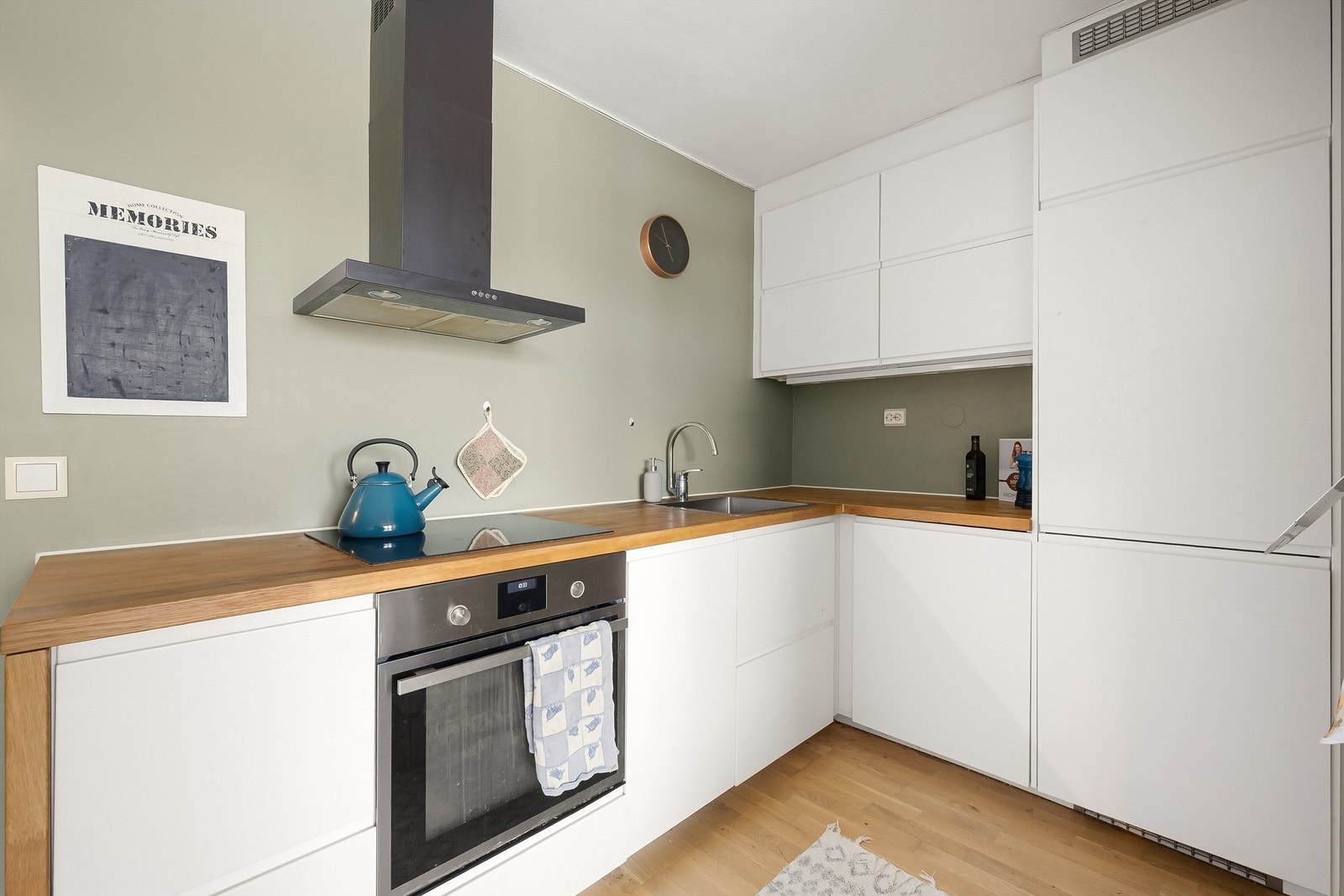 Kjøkken med praktisk utforming og god benkeplass. Foto: Martine Eren Jacobsen. Galleribilde