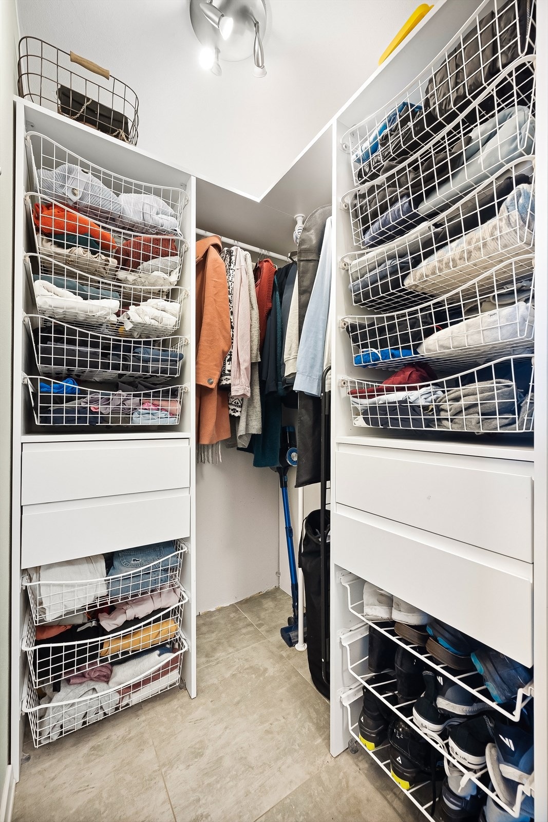 Romslig walk-in garderobe med god lagringsplass og adkomst fra entré. Galleribilde