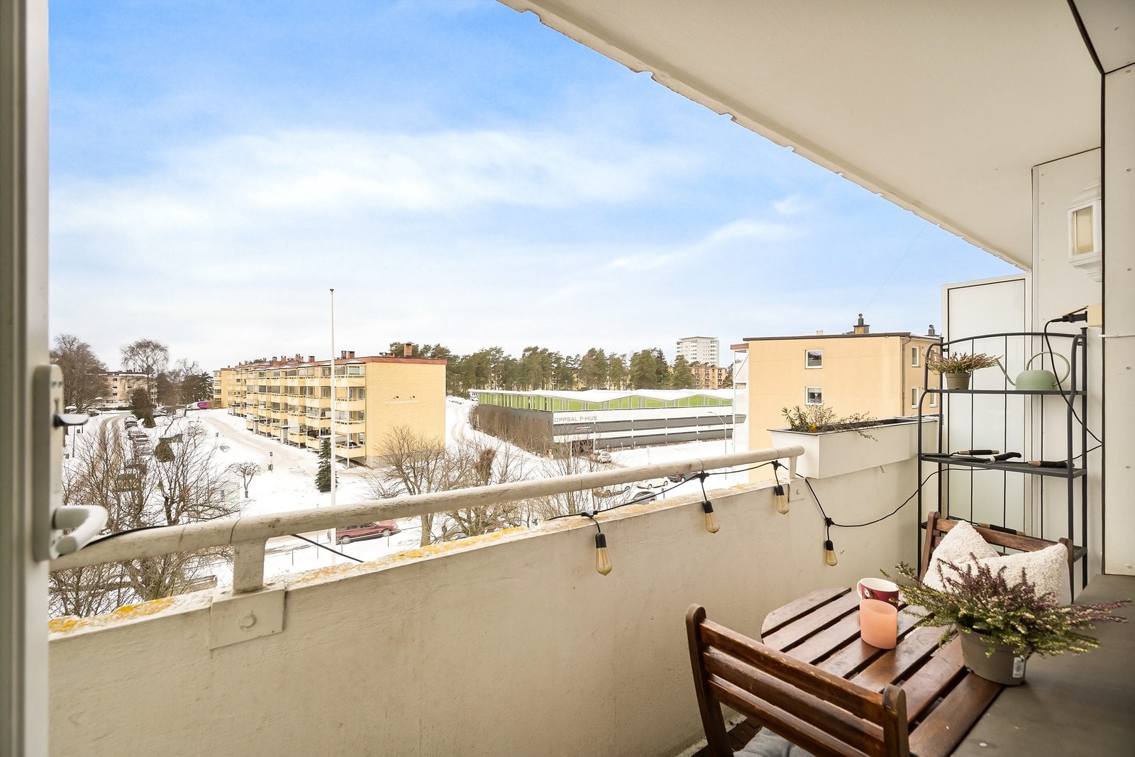 Vestvendt balkong på ca. 5 kvm med gode solforhold og utsyn mot nærområdet. Foto: Martine Eren Jacobsen. Galleribilde