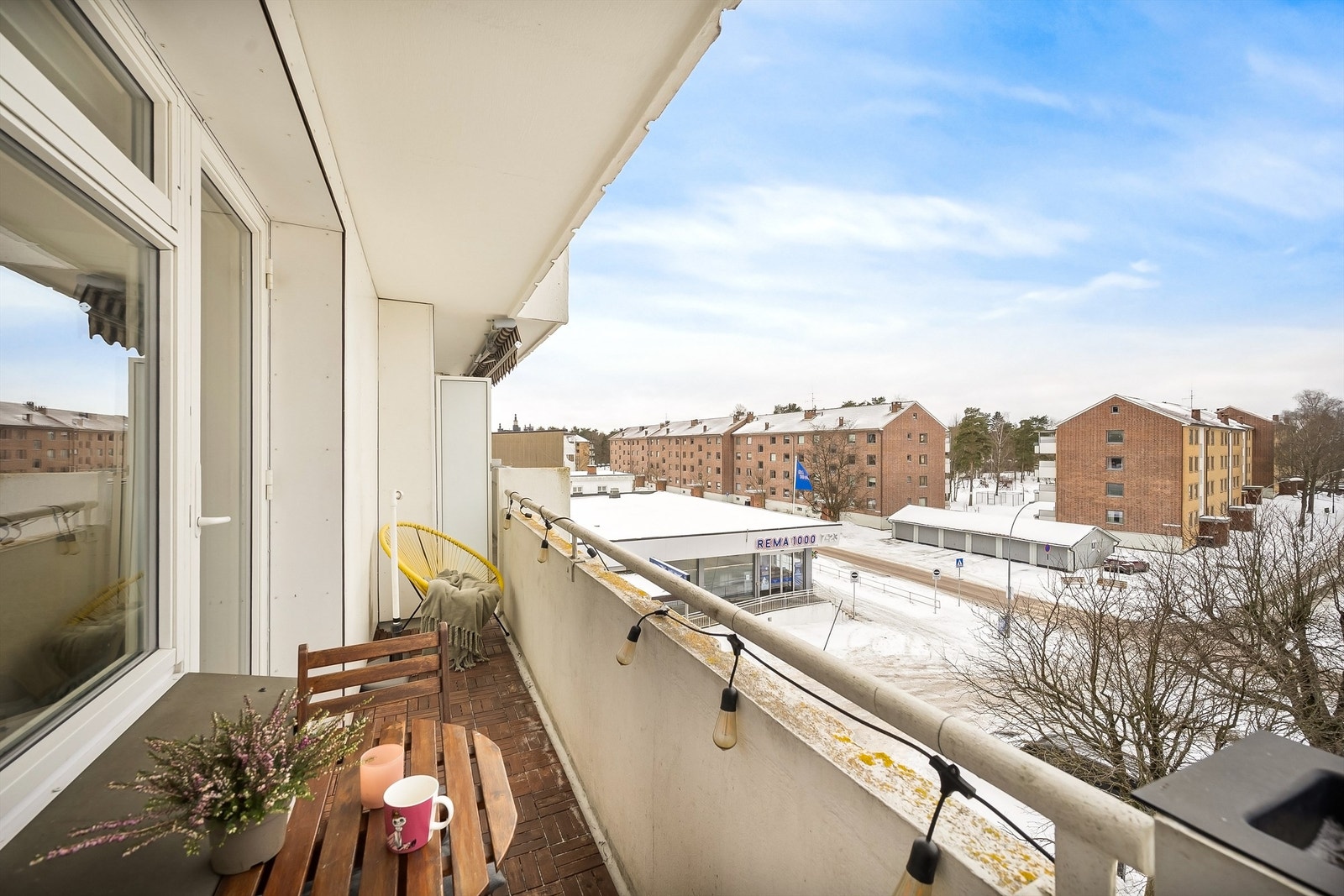 Vestvendt balkong med åpen utsikt mot nærområdet. Galleribilde