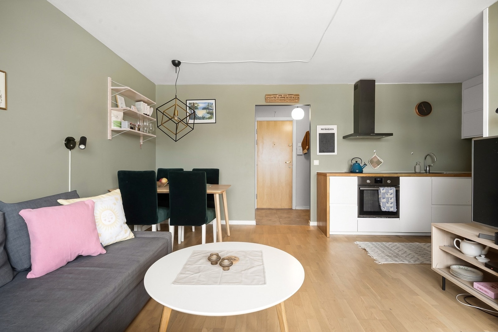 I tillegg til egen alkove kan stuen også benyttes som soverom. Galleribilde