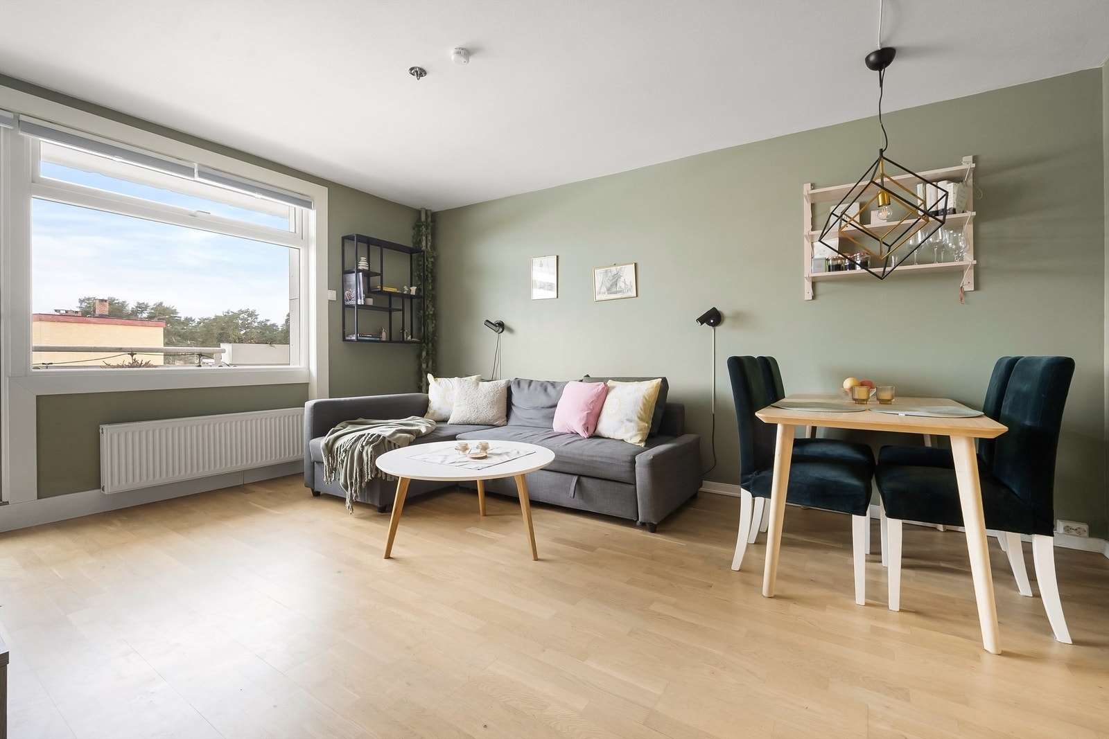 Lys og romslig stue med plass til både sofagruppe og spisebord. Galleribilde