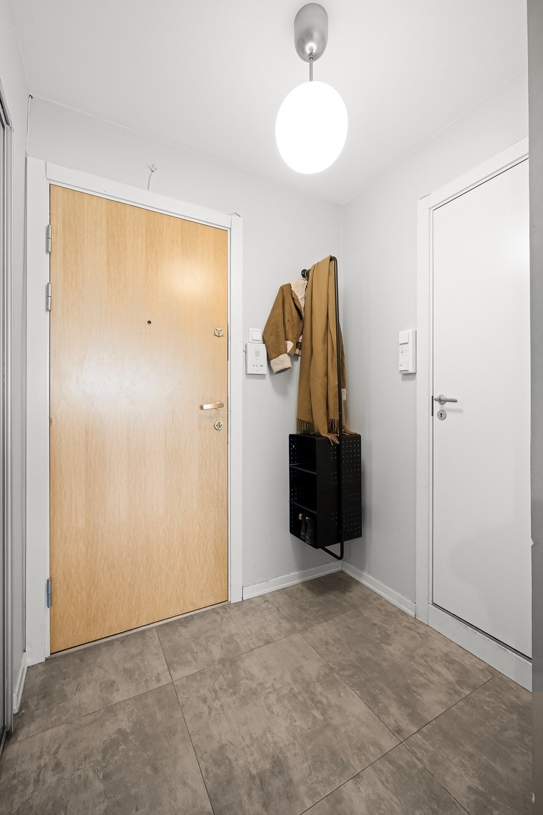 Praktisk entré med plass til enkel oppheng. Galleribilde