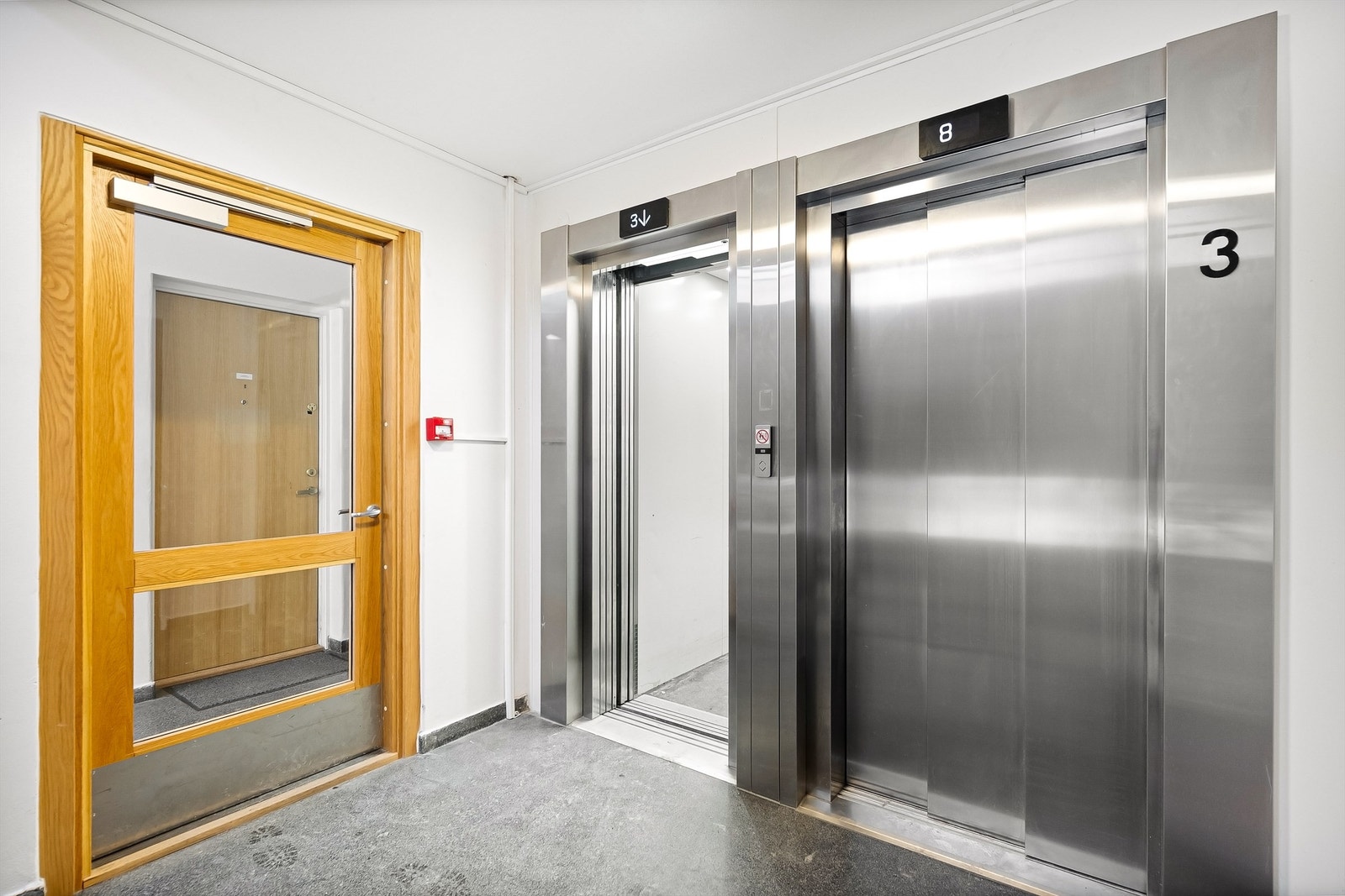 Felles oppgang med både trappeadkomst og to heiser. Galleribilde