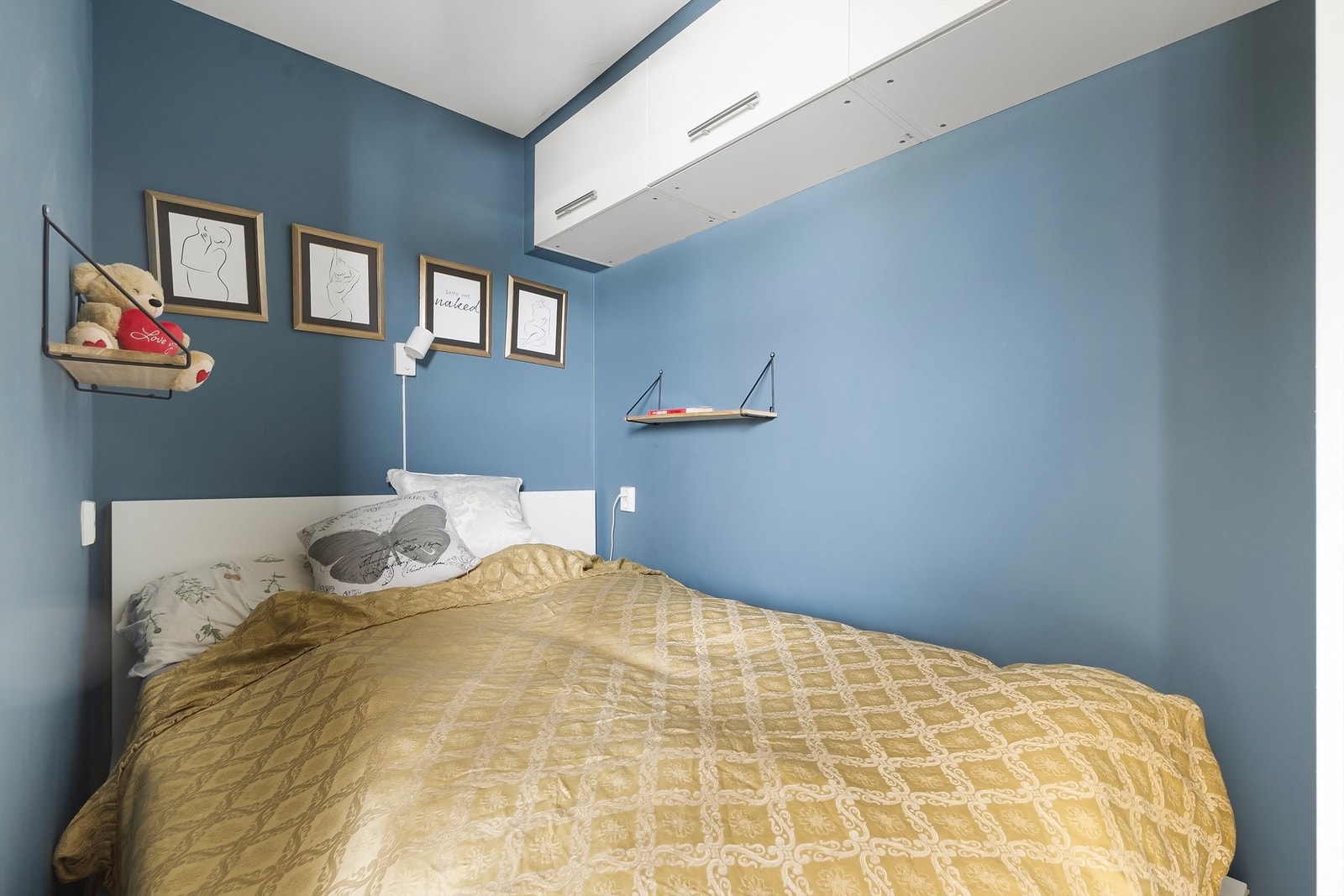 Praktisk sovealkove med overskap og høyskap langs siden. Galleribilde