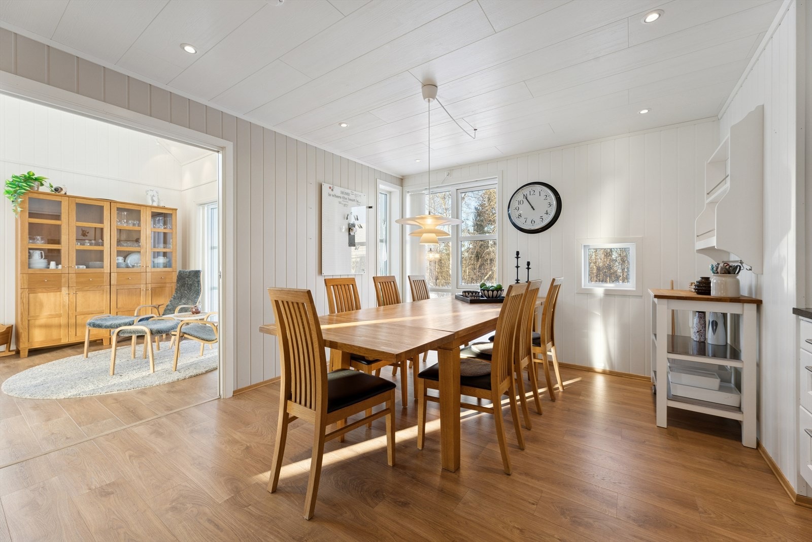 Spisegruppen tar plass i kjøkkensonen og inviterer til sosiale og hyggelige måltider med kjente og kjære. Galleribilde